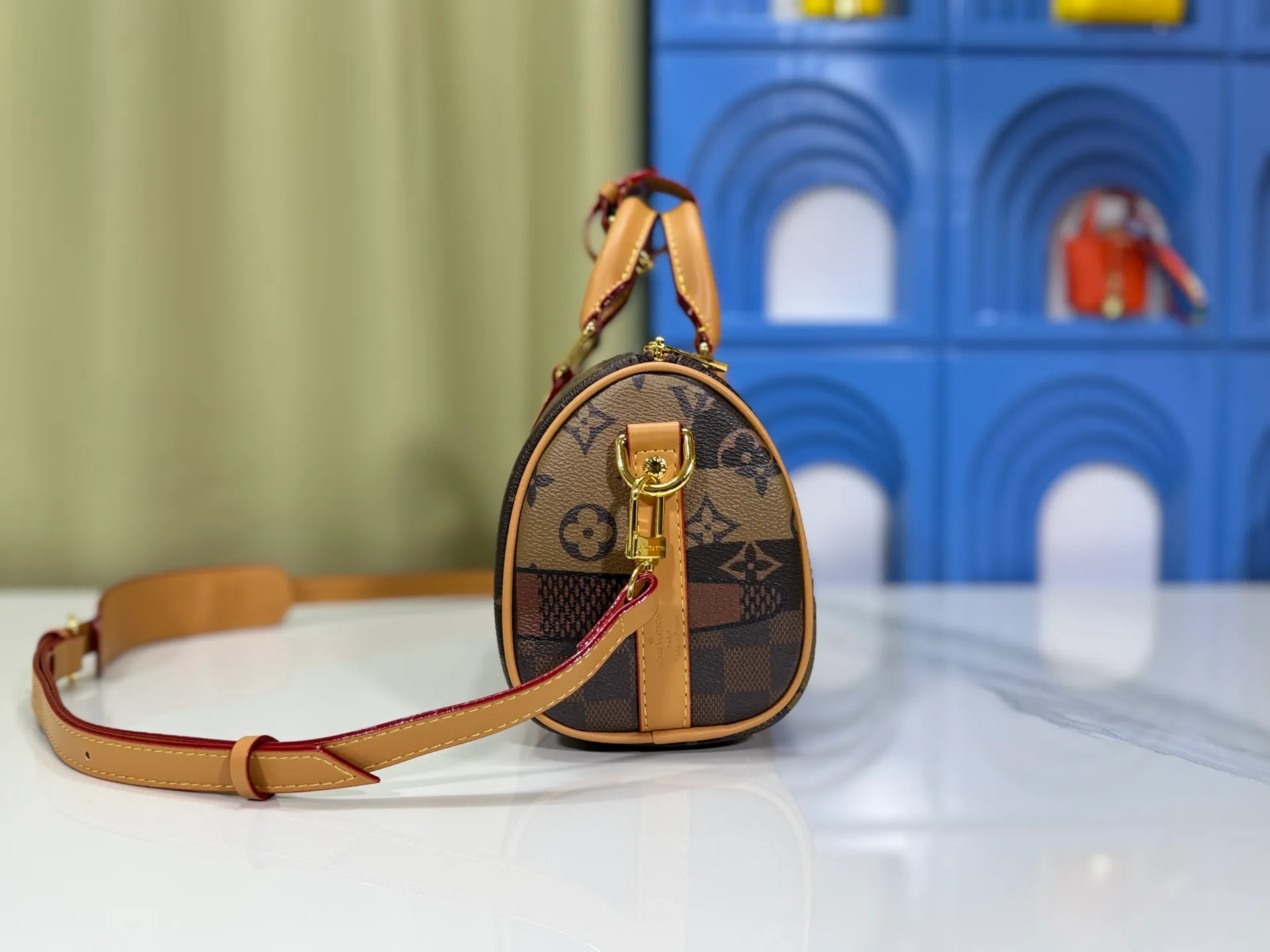 P240 Upgraded original version M13935 gradient rainbow, black and white three colors N40770 Brown M15428 Presbyopia M46271 Black flower M20900 M46249 This handbag condenses the classic silhouette of the Keepall travel bag and is made of Monogram embossed Taurillon leather. The compact structure is suitable for storing small items such as mobile phones and wallets. With its clever use of leather handles and detachable shoulder strap, it's easy to carry with you in trendy style. Detailed features Dimensions: 25✘15✘11 cm
