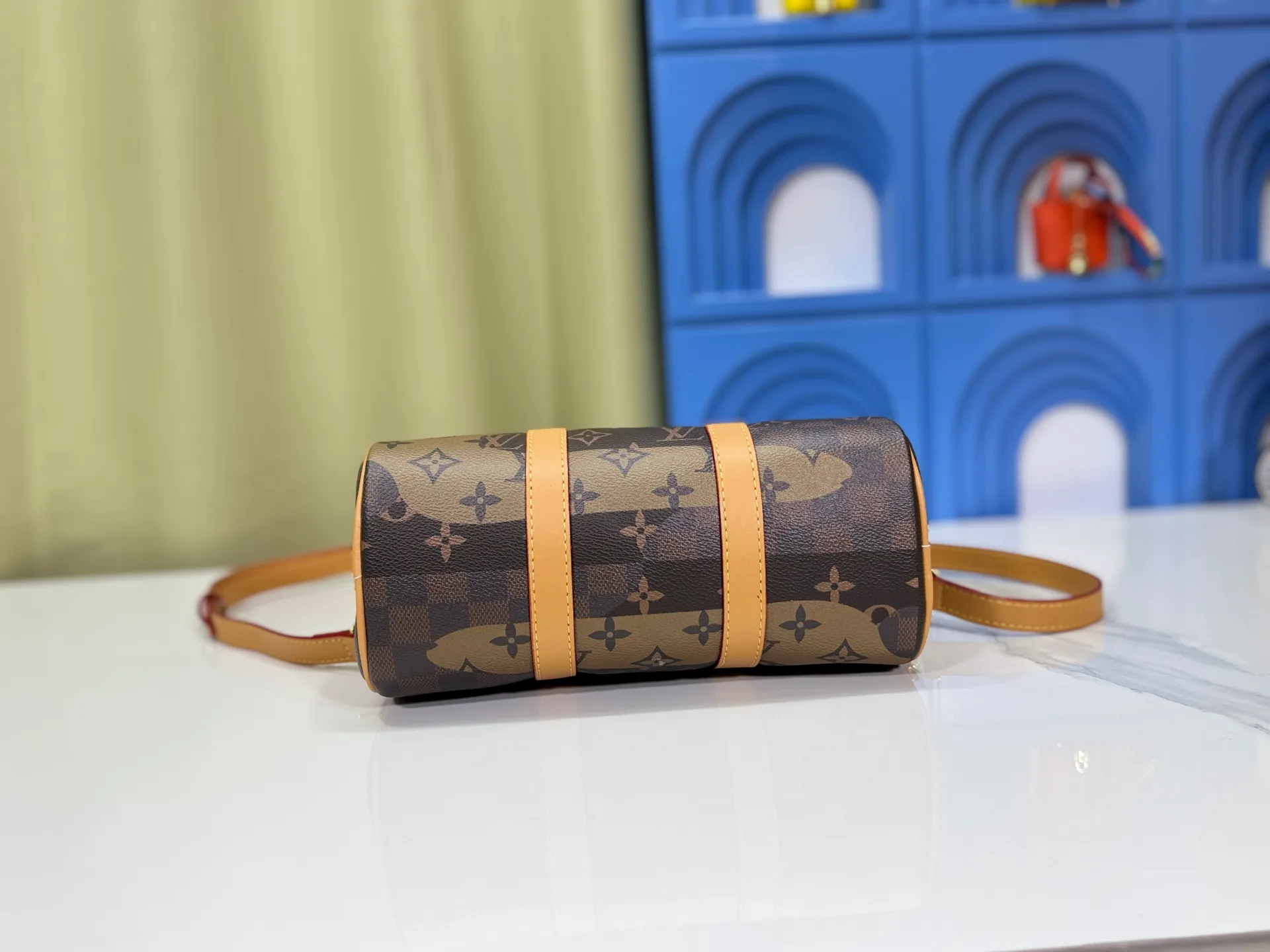 P240 Upgraded original version M13935 gradient rainbow, black and white three colors N40770 Brown M15428 Presbyopia M46271 Black flower M20900 M46249 This handbag condenses the classic silhouette of the Keepall travel bag and is made of Monogram embossed Taurillon leather. The compact structure is suitable for storing small items such as mobile phones and wallets. With its clever use of leather handles and detachable shoulder strap, it's easy to carry with you in trendy style. Detailed features Dimensions: 25✘15✘11 cm