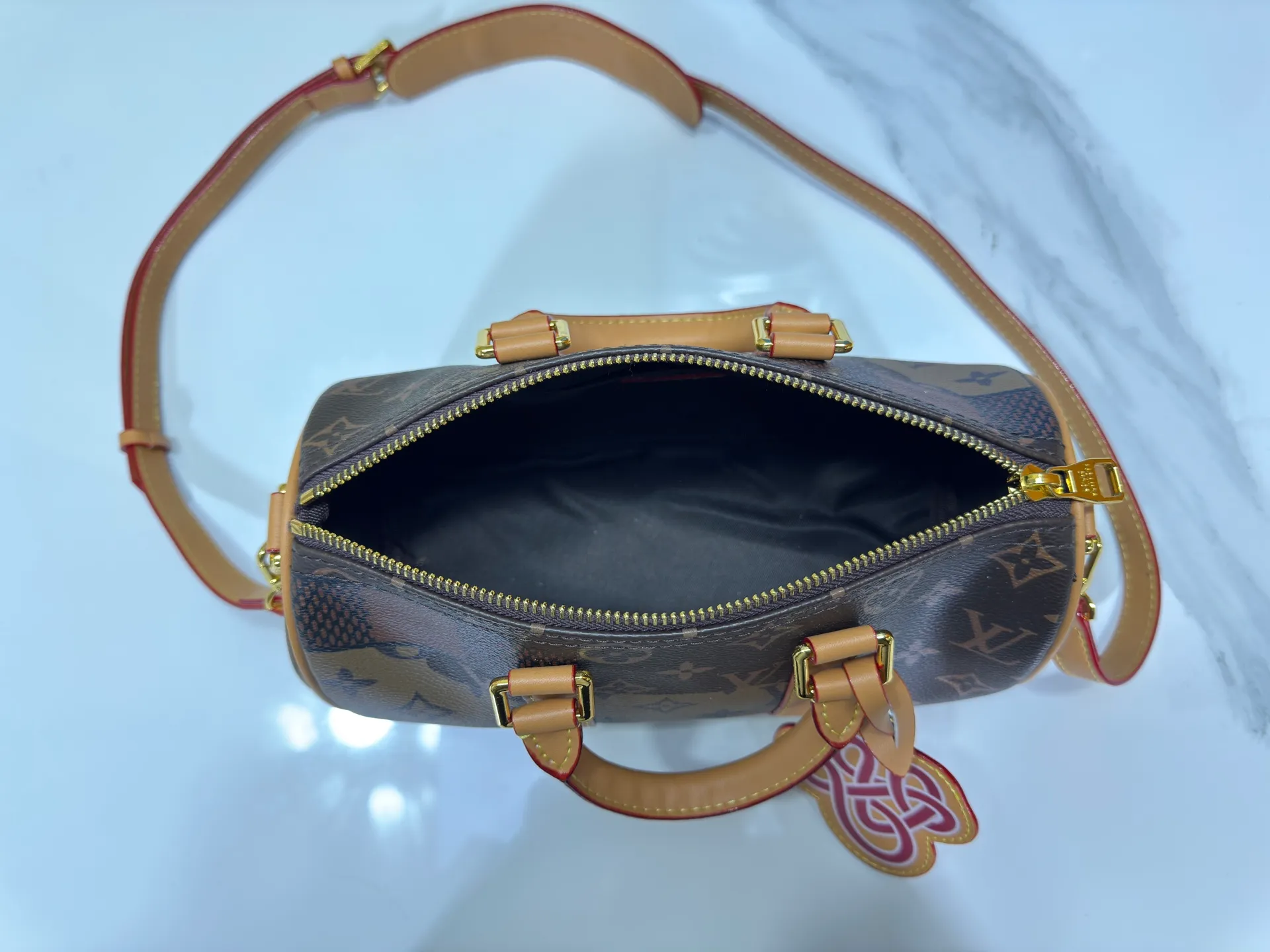 P240 Upgraded original version M13935 gradient rainbow, black and white three colors N40770 Brown M15428 Presbyopia M46271 Black flower M20900 M46249 This handbag condenses the classic silhouette of the Keepall travel bag and is made of Monogram embossed Taurillon leather. The compact structure is suitable for storing small items such as mobile phones and wallets. With its clever use of leather handles and detachable shoulder strap, it's easy to carry with you in trendy style. Detailed features Dimensions: 25✘15✘11 cm