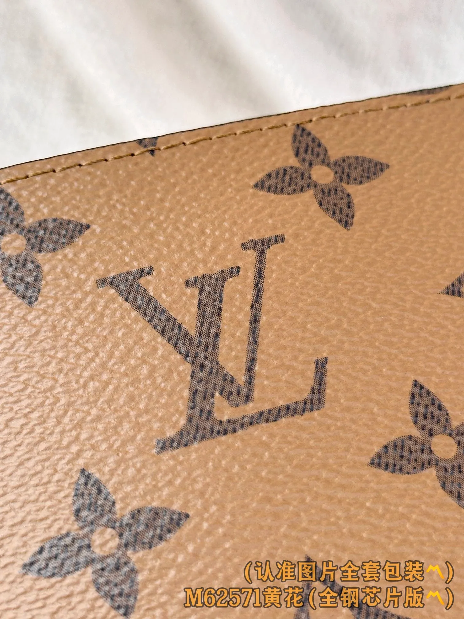💰500【Genuine Grade】【Special Grade MB All Steel High Elastic Fabric】M62571 Yellow Flower (〽️A Grade All Steel Version〽️) Personalized customization! Changing code chip! Passport Cover, the modern traveler's favorite accessory, this coated canvas passport cover combines style and practicality. Equipped with four credit card slots and two convenient pockets for quick access to your passport. 10 x 14 x 2.5 cm (length x height x width).