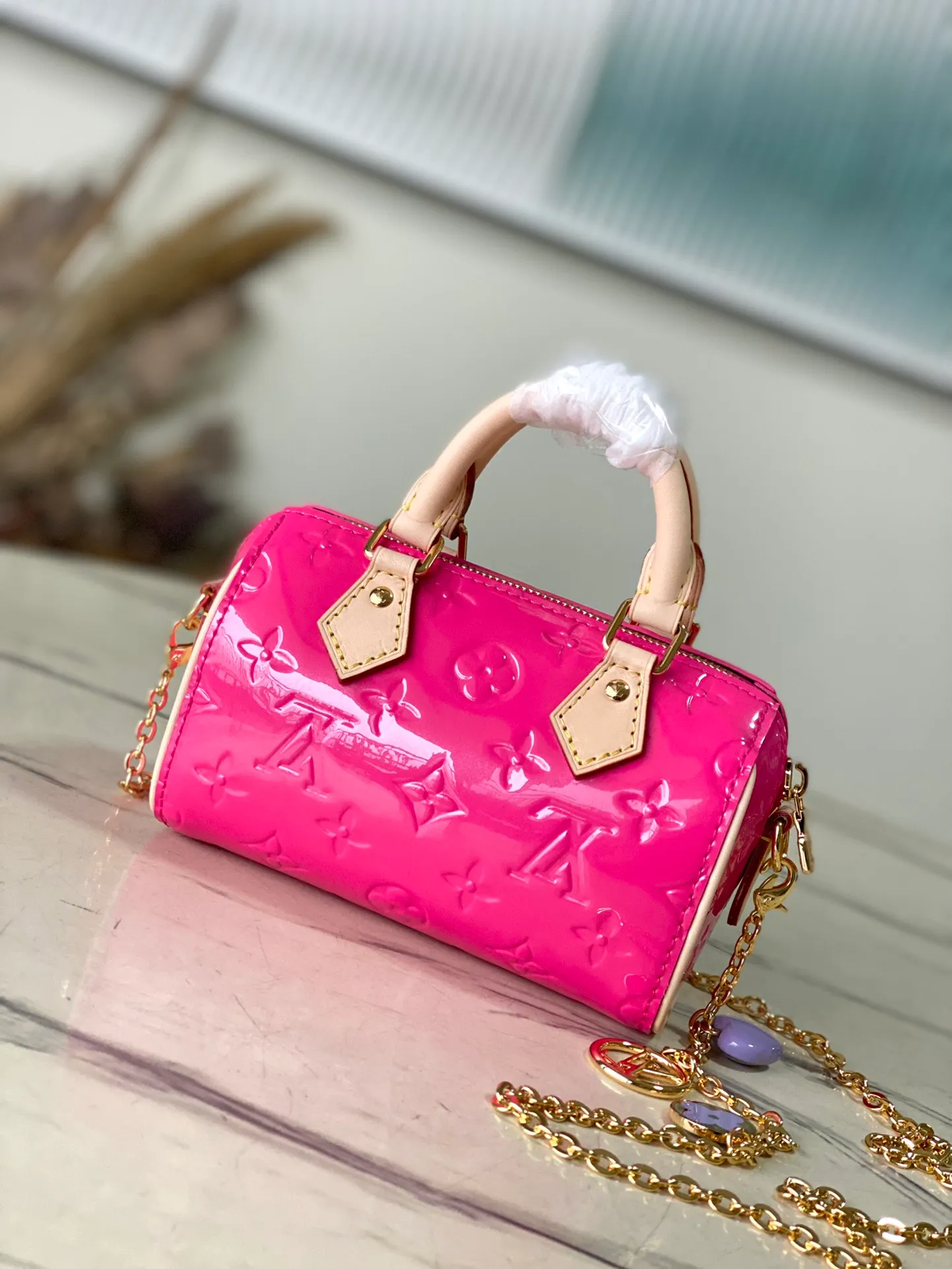 💰1020 (top layer leather) top original order M83000 rose red. This Nano Speedy handbag is made of Monogram Vernis pastel-colored patent leather. It is a mini version of the brand's most famous travel bag. The bright patent leather is embossed with the Monogram pattern and features a natural leather top handle. The detachable gold chain strap is embellished with a charm and is the perfect size for mobile phones and small wallets. Dimensions: 16 x 10 x 7.5 cm (length x height x width)