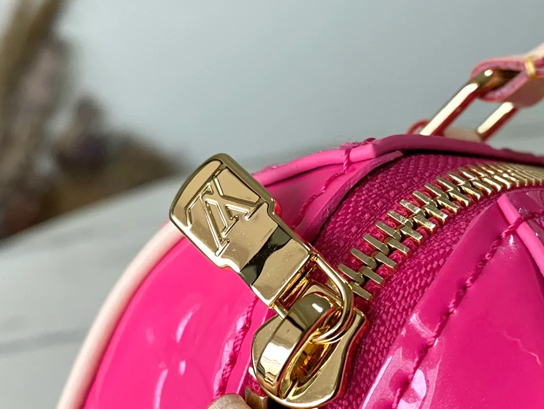 💰1020 (top layer leather) top original order M83000 rose red. This Nano Speedy handbag is made of Monogram Vernis pastel-colored patent leather. It is a mini version of the brand's most famous travel bag. The bright patent leather is embossed with the Monogram pattern and features a natural leather top handle. The detachable gold chain strap is embellished with a charm and is the perfect size for mobile phones and small wallets. Dimensions: 16 x 10 x 7.5 cm (length x height x width)