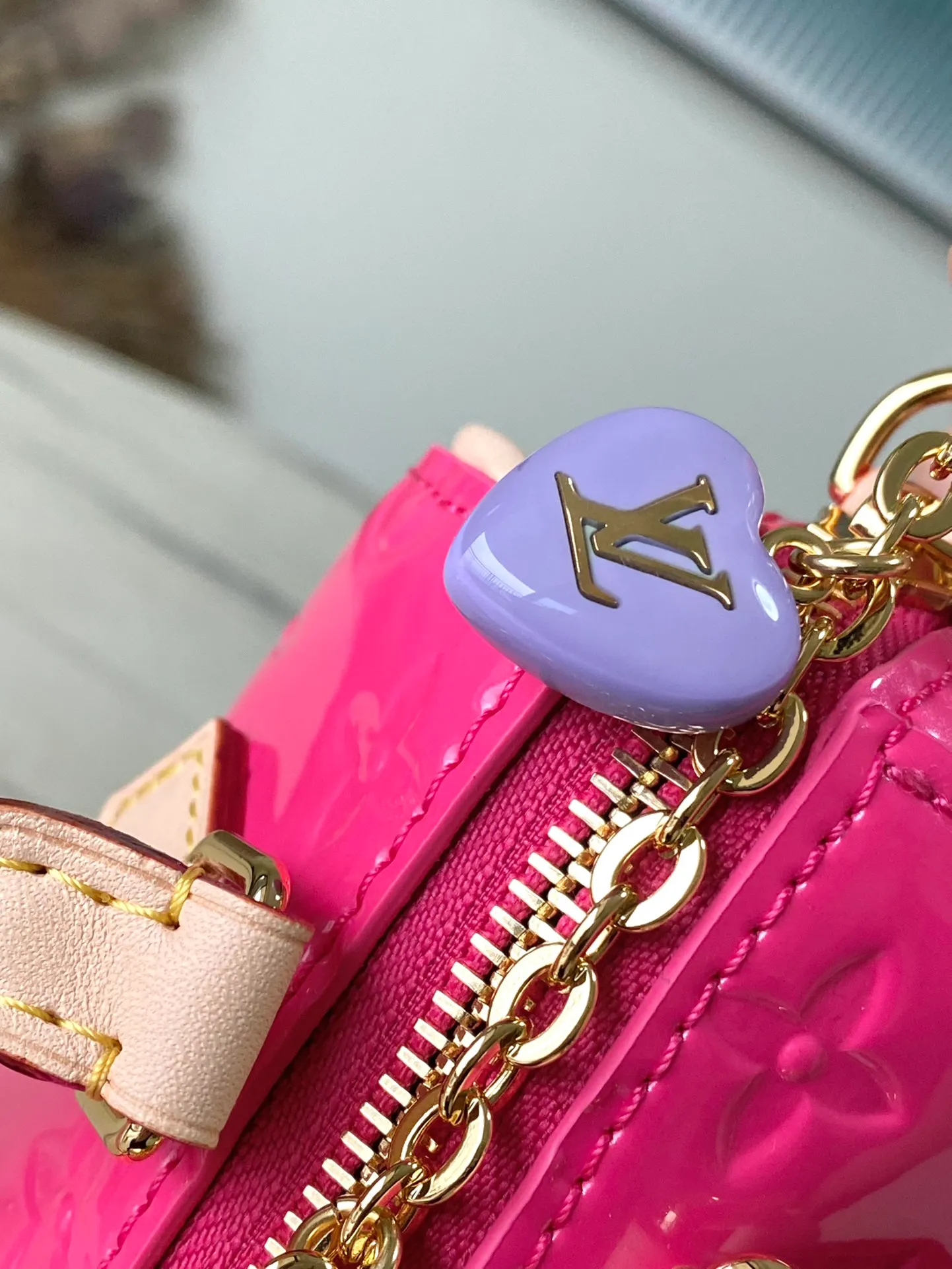 💰1020 (top layer leather) top original order M83000 rose red. This Nano Speedy handbag is made of Monogram Vernis pastel-colored patent leather. It is a mini version of the brand's most famous travel bag. The bright patent leather is embossed with the Monogram pattern and features a natural leather top handle. The detachable gold chain strap is embellished with a charm and is the perfect size for mobile phones and small wallets. Dimensions: 16 x 10 x 7.5 cm (length x height x width)