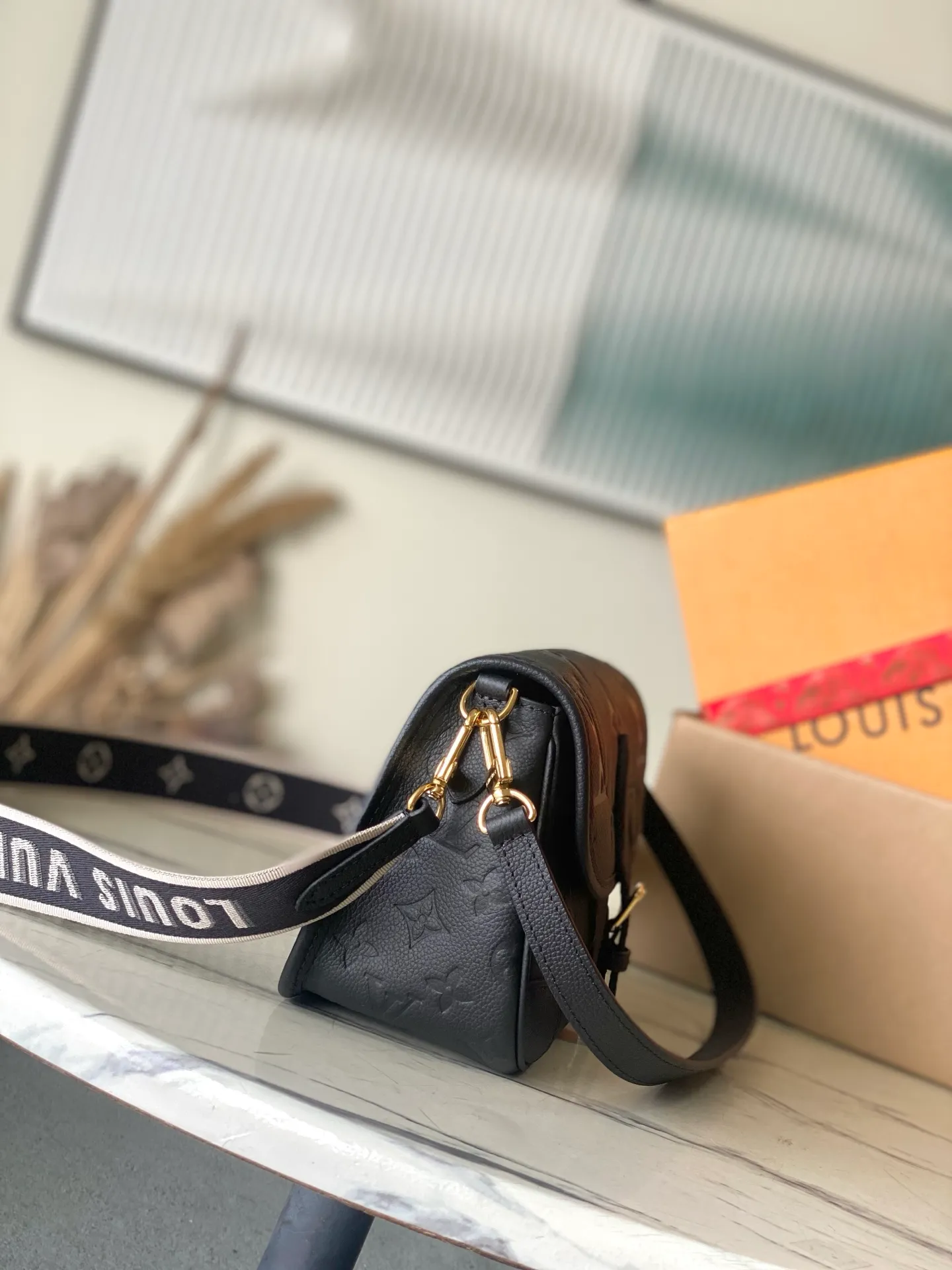💰1100 (top layer leather) top original order M46386 This Diane handbag depicts the classic Monogram pattern on Epi leather, which contrasts with the dazzling metal parts, making it a sophisticated choice for daily companionship. The perfect size makes it easy to store your daily needs, the zippered interior pocket adds functionality, and the detachable contrast fabric shoulder strap allows for a variety of carrying methods. Dimensions: 24 × 15 × 9cm