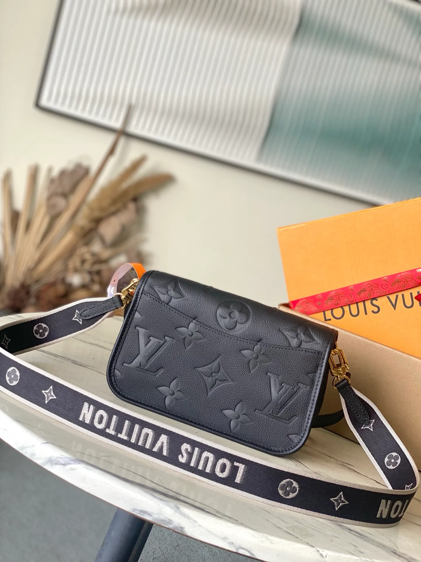 💰1100 (top layer leather) top original order M46386 This Diane handbag depicts the classic Monogram pattern on Epi leather, which contrasts with the dazzling metal parts, making it a sophisticated choice for daily companionship. The perfect size makes it easy to store your daily needs, the zippered interior pocket adds functionality, and the detachable contrast fabric shoulder strap allows for a variety of carrying methods. Dimensions: 24 × 15 × 9cm