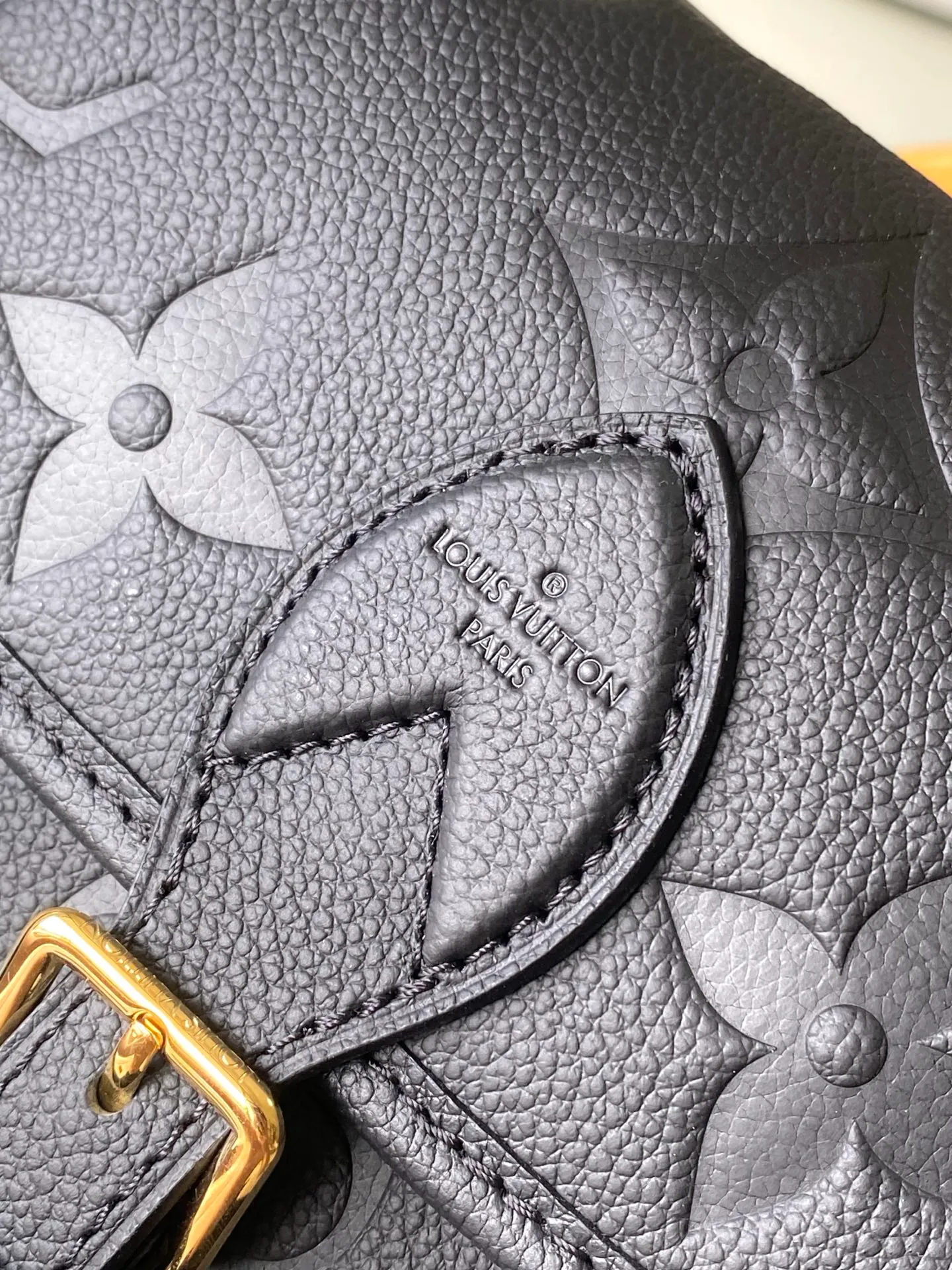 💰1100 (top layer leather) top original order M46386 This Diane handbag depicts the classic Monogram pattern on Epi leather, which contrasts with the dazzling metal parts, making it a sophisticated choice for daily companionship. The perfect size makes it easy to store your daily needs, the zippered interior pocket adds functionality, and the detachable contrast fabric shoulder strap allows for a variety of carrying methods. Dimensions: 24 × 15 × 9cm