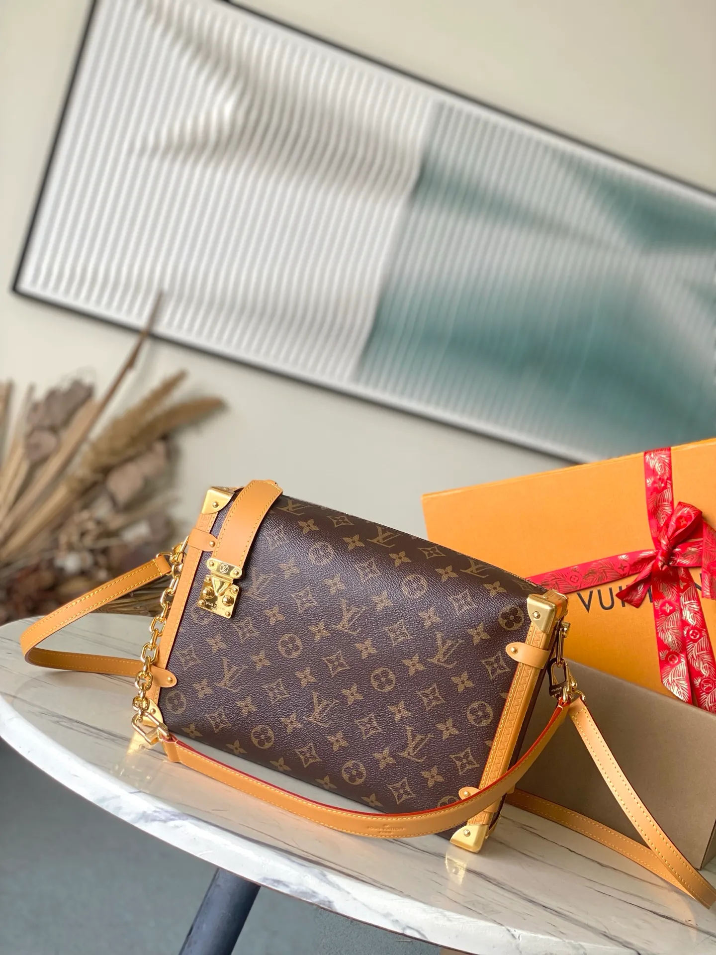 💰1100 (top layer leather) top original order M46386 This Diane handbag depicts the classic Monogram pattern on Epi leather, which contrasts with the dazzling metal parts, making it a sophisticated choice for daily companionship. The perfect size makes it easy to store your daily needs, the zippered interior pocket adds functionality, and the detachable contrast fabric shoulder strap allows for a variety of carrying methods. Dimensions: 24 × 15 × 9cm