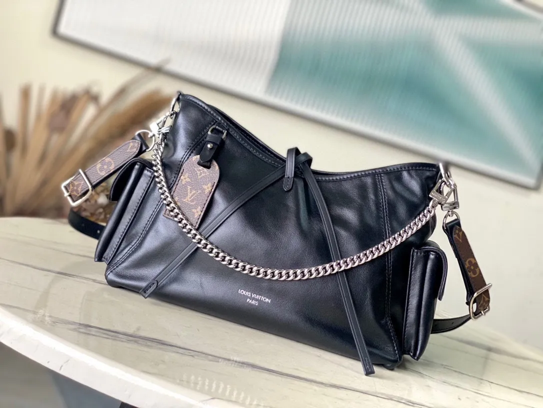 💰1160 (top-grain leather) top original order M24861 Small CarryAll Cargo small handbag is made of soft sheep leather to create a fashionable and lazy silhouette, adding eye-catching charm to the 2024 spring and summer show style. Polished metal pieces are complemented by a tactile, slightly wrinkled texture. Plenty of space can accommodate a variety of daily necessities, making it a great travel companion. 33.5x 23x 15cm