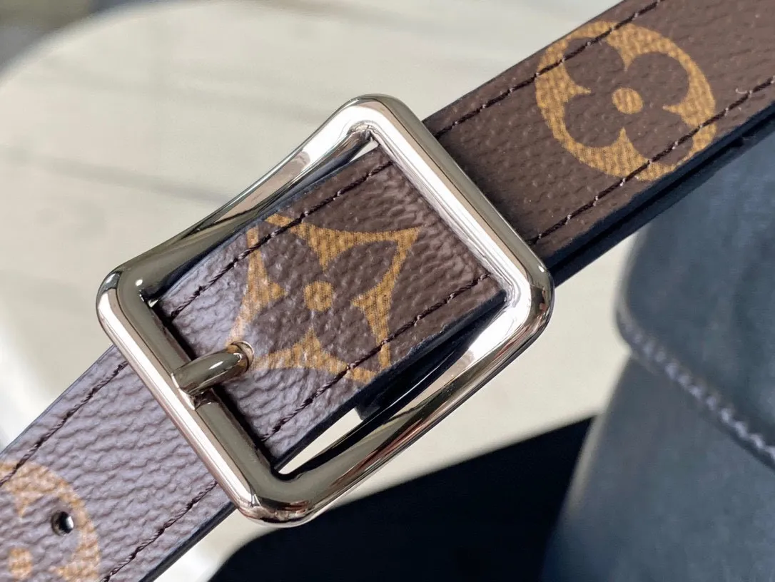 💰1160 (top-grain leather) top original order M24861 Small CarryAll Cargo small handbag is made of soft sheep leather to create a fashionable and lazy silhouette, adding eye-catching charm to the 2024 spring and summer show style. Polished metal pieces are complemented by a tactile, slightly wrinkled texture. Plenty of space can accommodate a variety of daily necessities, making it a great travel companion. 33.5x 23x 15cm