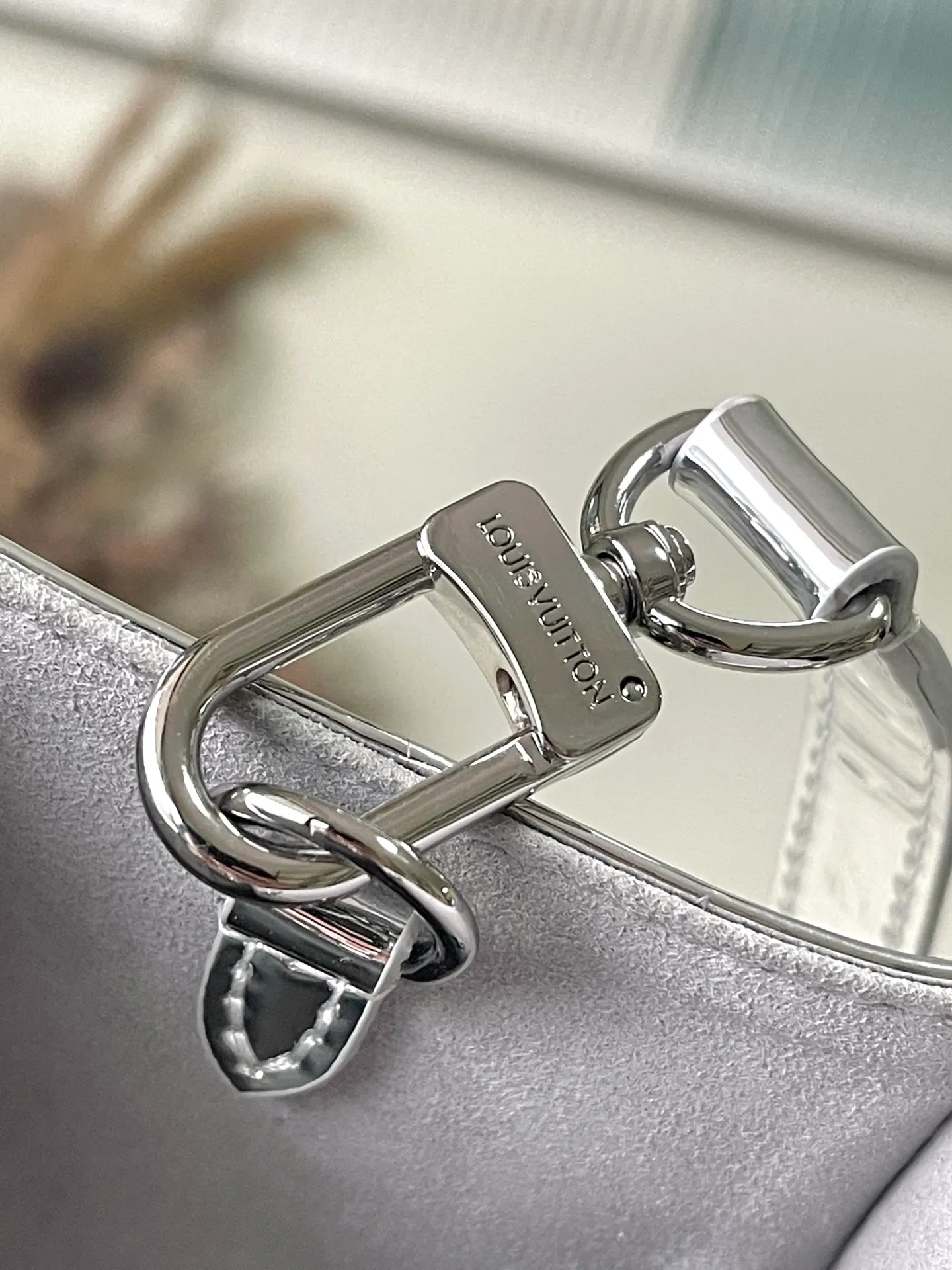 💰1120 Top Original M26373 Silver This OnTheGo small handbag joins the Ski series in the Monogram Miroir version. Laminated canvas ensures durability. Silver hues and tonal hardware create a gleaming look. Built-in pockets can store daily necessities such as small books. Size: 25*11.5*19cm.