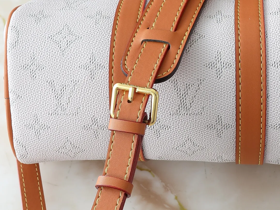 💰240💰Upgraded from the original M14078 M01942 M15076 M24434 M46271 M20900 M46249 This handbag condenses the classic silhouette of the Keepall travel bag. It is made of Monogram embossed Taurillon leather. The compact structure is suitable for storing small items such as mobile phones and wallets. With its clever use of leather handles and detachable shoulder strap, it's easy to carry with you in trendy style. Detailed features Dimensions: 25✘15✘11 cm