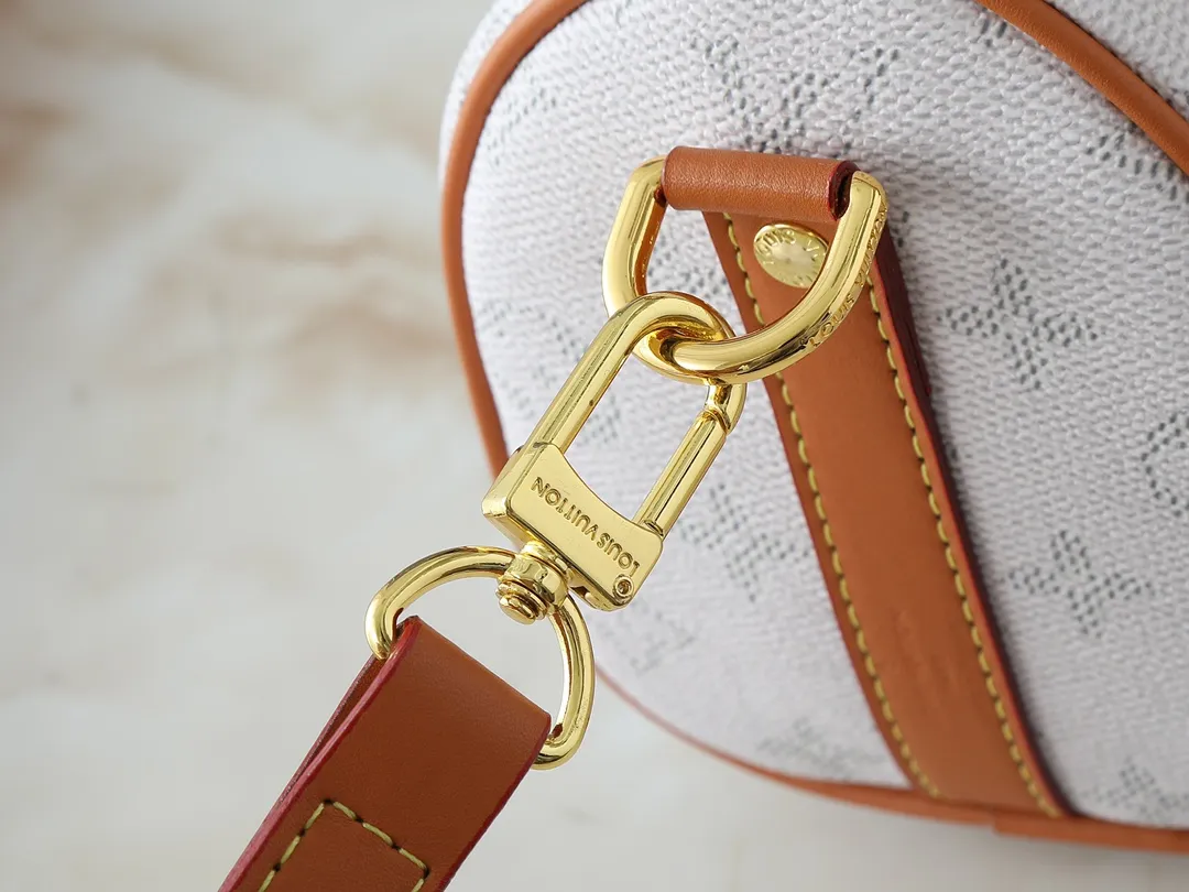 💰240💰Upgraded from the original M14078 M01942 M15076 M24434 M46271 M20900 M46249 This handbag condenses the classic silhouette of the Keepall travel bag. It is made of Monogram embossed Taurillon leather. The compact structure is suitable for storing small items such as mobile phones and wallets. With its clever use of leather handles and detachable shoulder strap, it's easy to carry with you in trendy style. Detailed features Dimensions: 25✘15✘11 cm