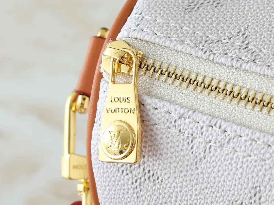 💰240💰Upgraded from the original M14078 M01942 M15076 M24434 M46271 M20900 M46249 This handbag condenses the classic silhouette of the Keepall travel bag. It is made of Monogram embossed Taurillon leather. The compact structure is suitable for storing small items such as mobile phones and wallets. With its clever use of leather handles and detachable shoulder strap, it's easy to carry with you in trendy style. Detailed features Dimensions: 25✘15✘11 cm