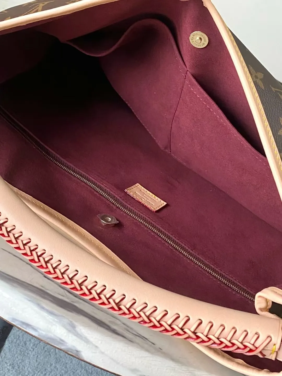 💰940 Top Original Order M25877 This Again bag is a current, more flexible and iconic reinterpretation of the Artsy model introduced in 2010. This finely crafted version is rooted in the house's heritage and pays homage to its expertise with Monogram canvas, hand-braided handles and customizable address holders. The room is large enough to accommodate a laptop and has lots of pockets. A gold carabiner allows you to add a playful touch to it. Dimensions: 53x30x15.5cm (LxHxW)