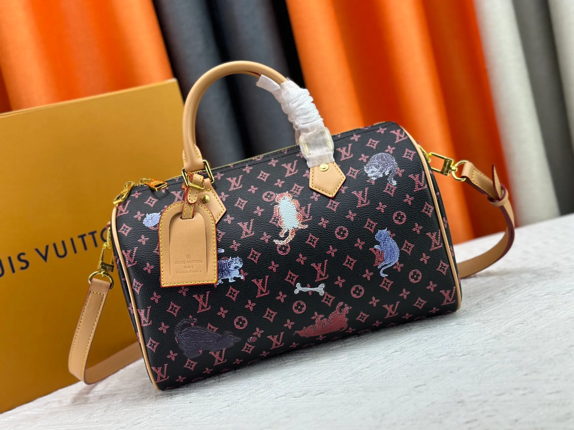 P300 M40391 This Speedy Bandouliere 30 handbag draws inspiration from the brand's archive Monogram canvas, Louis Vuitton's legendary collection. The cow leather trim highlights the traditional heritage. The rolled leather handle, engraved padlock and detachable shoulder strap continue the classic details, making it a good choice for urban life. • Size: 30X21X17cm