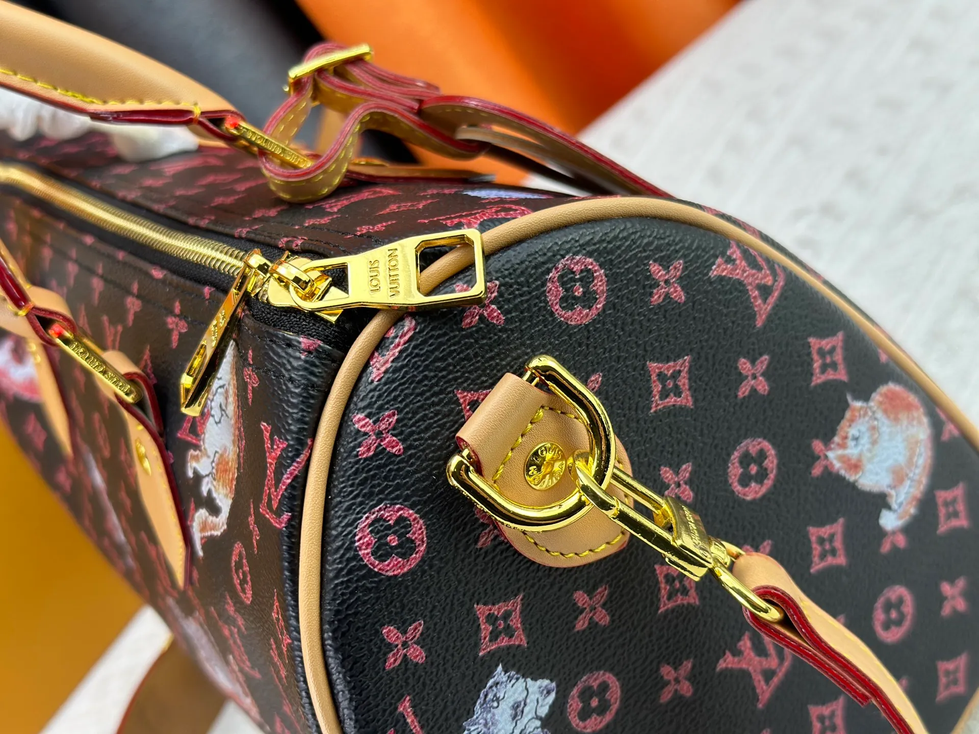 P300 M40391 This Speedy Bandouliere 30 handbag draws inspiration from the brand's archive Monogram canvas, Louis Vuitton's legendary collection. The cow leather trim highlights the traditional heritage. The rolled leather handle, engraved padlock and detachable shoulder strap continue the classic details, making it a good choice for urban life. • Size: 30X21X17cm