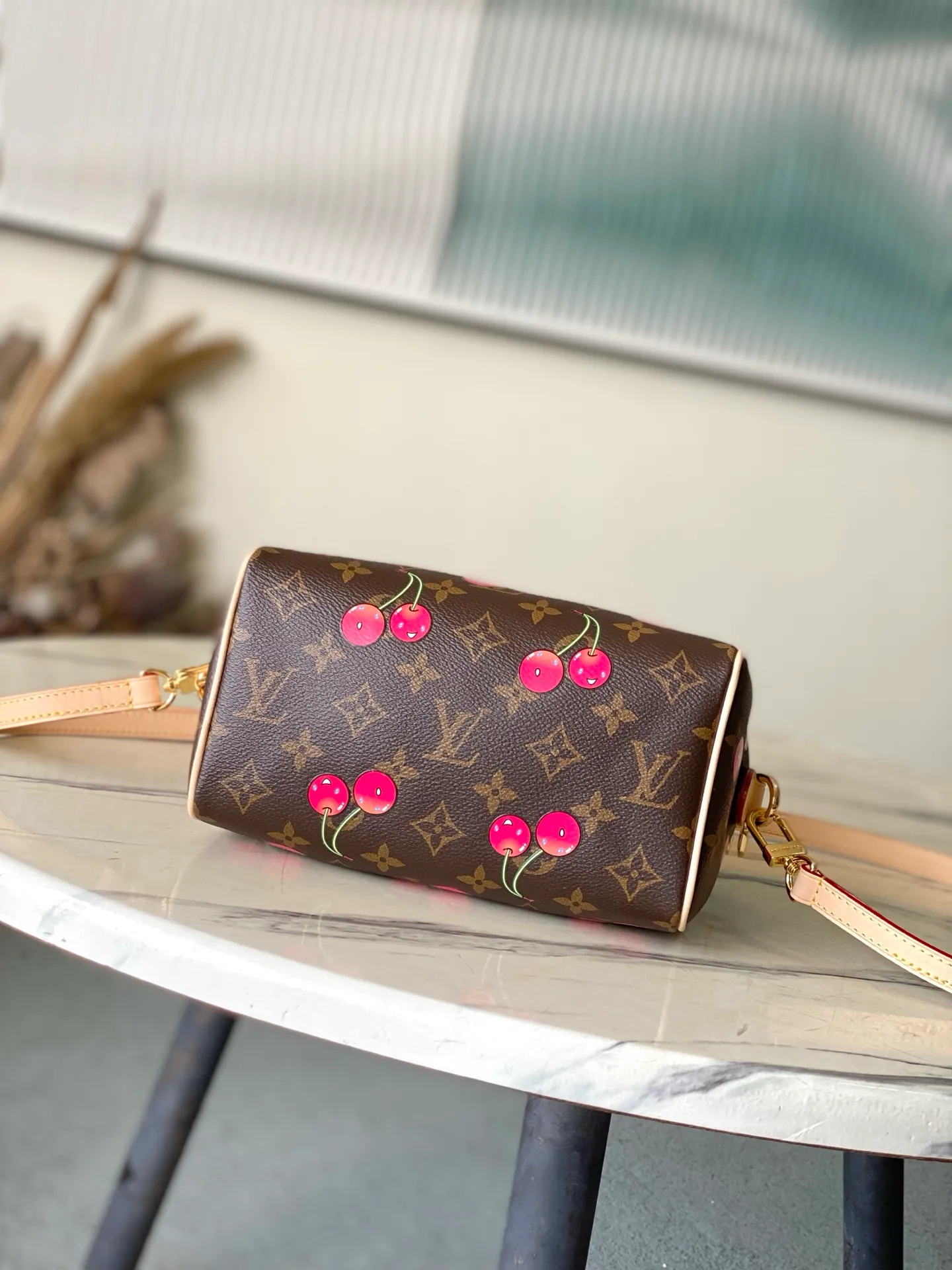 💰840 Top Original Order M13094 This Speedy Bandouliere handbag is made of classic Monogram coated canvas, with the sweet cherry pattern of the Louis Vuitton × Murakami replica series to light up the trend. Toron's top handle, detachable shoulder strap and LVxTM key bag are constructed of fine leather, and its compact size can easily accommodate daily necessities such as mobile phones and long wallets. Dimensions: 20.5 × 13.5 × 12 cm