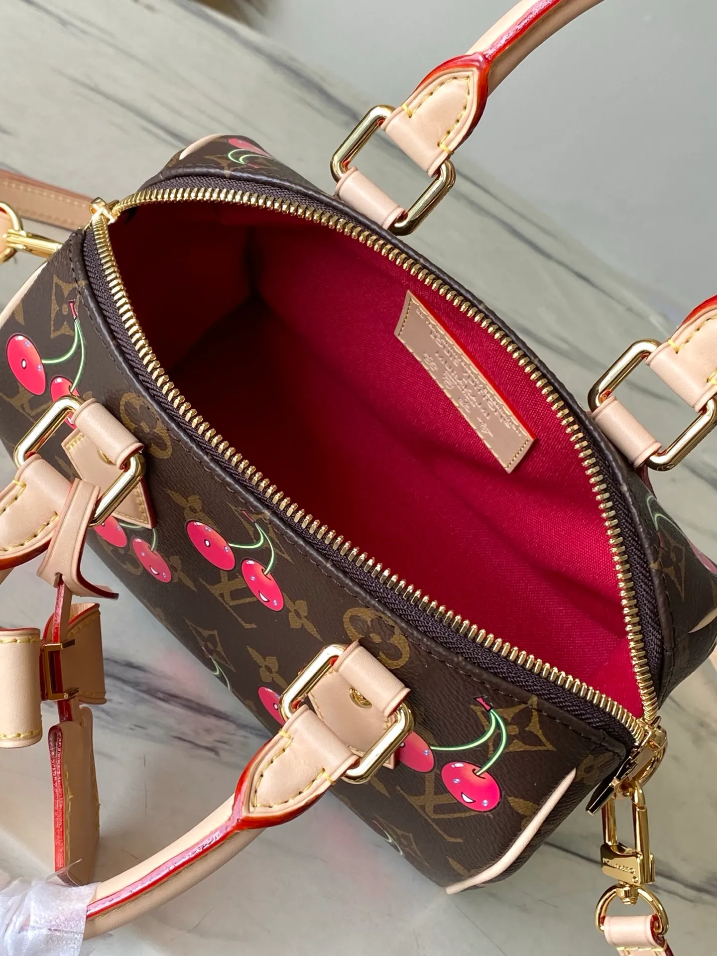 💰840 Top Original Order M13094 This Speedy Bandouliere handbag is made of classic Monogram coated canvas, with the sweet cherry pattern of the Louis Vuitton × Murakami replica series to light up the trend. Toron's top handle, detachable shoulder strap and LVxTM key bag are constructed of fine leather, and its compact size can easily accommodate daily necessities such as mobile phones and long wallets. Dimensions: 20.5 × 13.5 × 12 cm