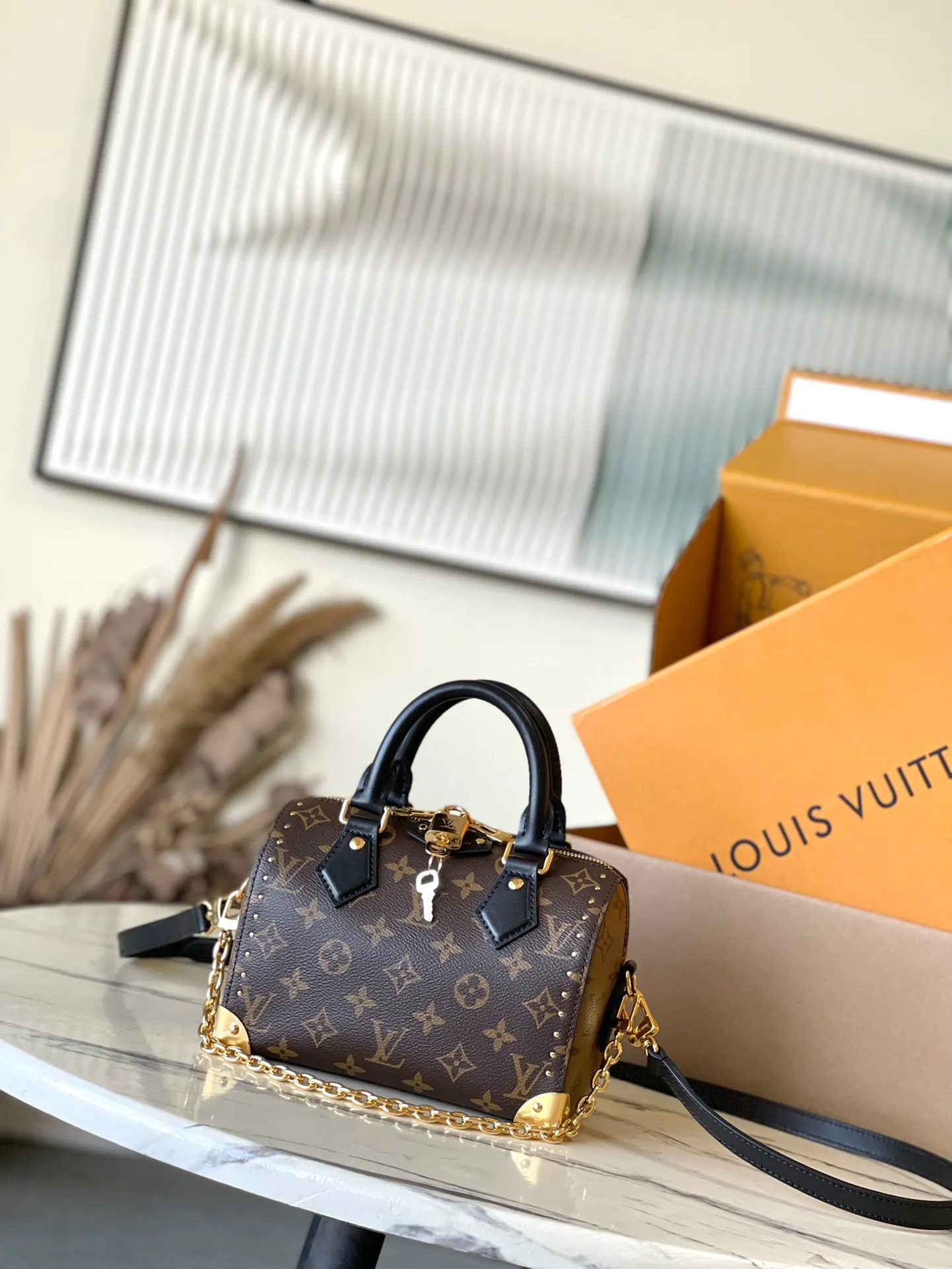 💰1060 (Steel Hardware) The top original M13146 Speedy Trunk handbag reconstructs the classic design with a bold concept. It will be unveiled at the 2025 Cruise early spring show. The Monogram canvas is paired with Monogram Reverse trim, showing Nicolas ghesquvere’s iconic brushwork. The dazzling metal parts pay tribute to the brand’s long trunk-making heritage. The shoulder strap and chain are detachable and can be worn cross-body, over the shoulder or by hand. Dimensions: 20.5 × 13.5 × 11 am