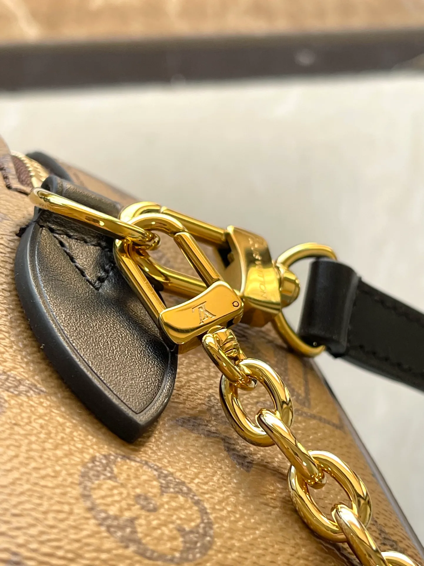 💰1060 (Steel Hardware) The top original M13146 Speedy Trunk handbag reconstructs the classic design with a bold concept. It will be unveiled at the 2025 Cruise early spring show. The Monogram canvas is paired with Monogram Reverse trim, showing Nicolas ghesquvere’s iconic brushwork. The dazzling metal parts pay tribute to the brand’s long trunk-making heritage. The shoulder strap and chain are detachable and can be worn cross-body, over the shoulder or by hand. Dimensions: 20.5 × 13.5 × 11 am