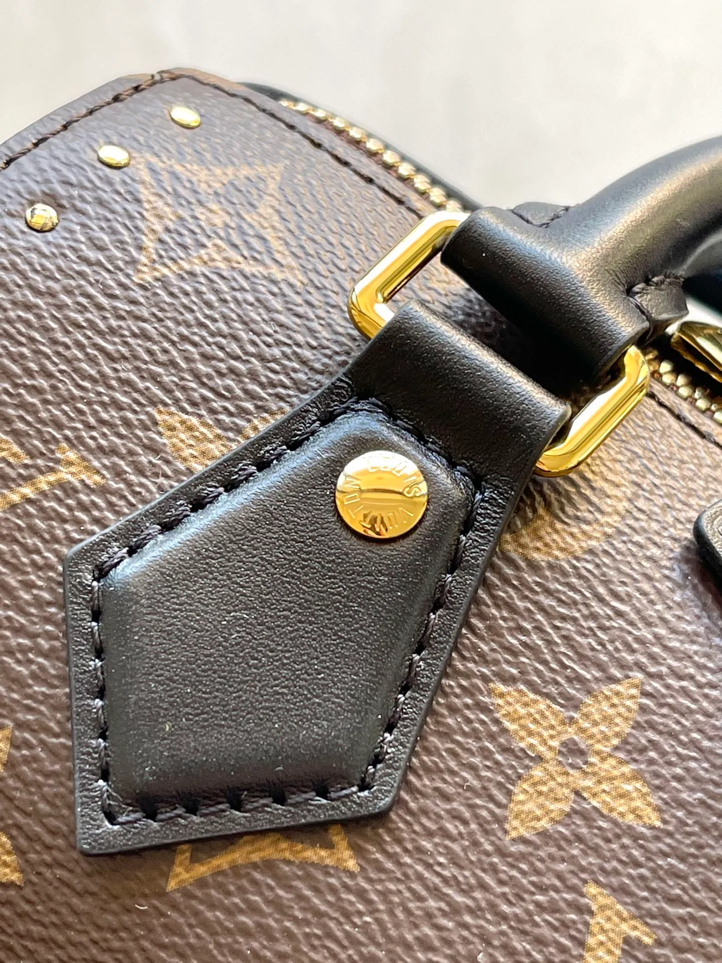 💰1060 (Steel Hardware) The top original M13146 Speedy Trunk handbag reconstructs the classic design with a bold concept. It will be unveiled at the 2025 Cruise early spring show. The Monogram canvas is paired with Monogram Reverse trim, showing Nicolas ghesquvere’s iconic brushwork. The dazzling metal parts pay tribute to the brand’s long trunk-making heritage. The shoulder strap and chain are detachable and can be worn cross-body, over the shoulder or by hand. Dimensions: 20.5 × 13.5 × 11 am