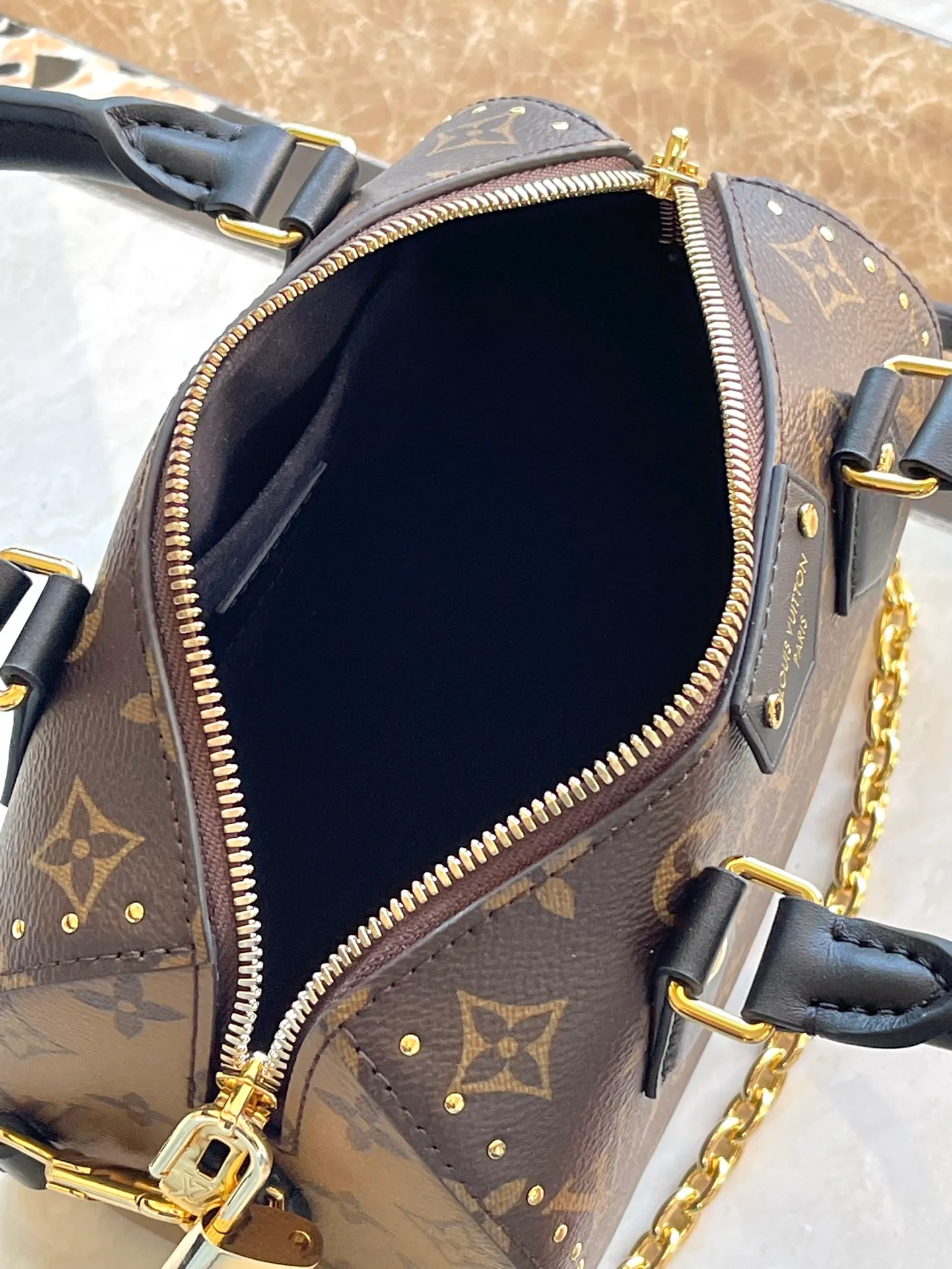 💰1060 (Steel Hardware) The top original M13146 Speedy Trunk handbag reconstructs the classic design with a bold concept. It will be unveiled at the 2025 Cruise early spring show. The Monogram canvas is paired with Monogram Reverse trim, showing Nicolas ghesquvere’s iconic brushwork. The dazzling metal parts pay tribute to the brand’s long trunk-making heritage. The shoulder strap and chain are detachable and can be worn cross-body, over the shoulder or by hand. Dimensions: 20.5 × 13.5 × 11 am