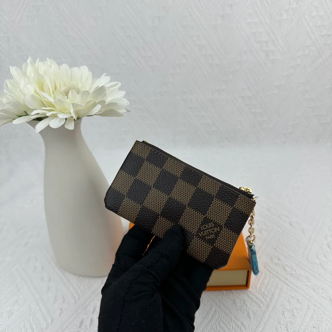 P64 M62650 This key bag is made of Monogram Empreinte leather. The zipper design can securely store keys, coins, cards, lipstick and other personal items. It can also be fixed to the D-ring in a handbag, belt or Louis Vuitton handbag. It is elegant and practical. Size: 12*7*1.5cm