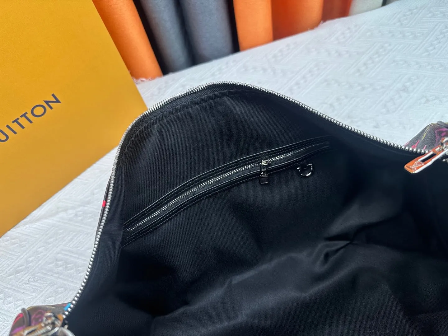 P380 new arrival M13745 black color transcoding chip 33 color series LV2025 spring and summer and Takashi Murakami joint model Fashion is a cycle to celebrate the 20th anniversary of the joint name Size: 50.0X29.0X23.0cm