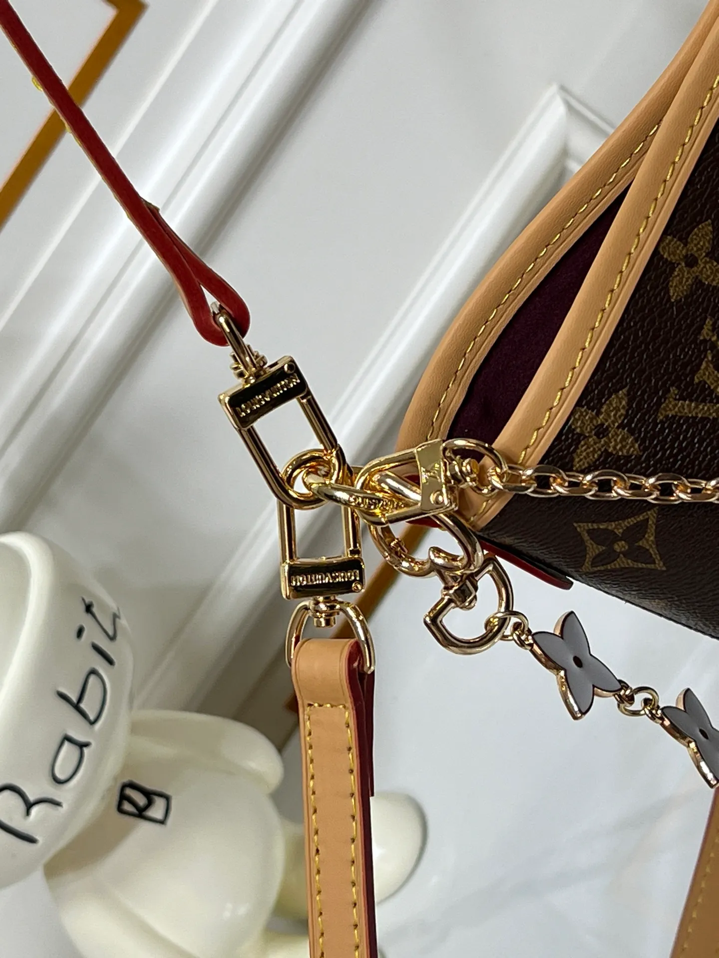 Batch 300💰M25666 All In BB Handbag It is made of the iconic Monogram presbyopic canvas, and the bag shape is simple yet stylish. Paired with a red leather shoulder strap, it can be worn on one shoulder or across the body, and can be carried flexibly. The body of the bag is also decorated with metal chain charms with brand elements and flower shapes, which adds a sense of sophistication and design to the whole. It not only retains the classic charm of LV, but also shows a unique fashion style through detailed design. It is a good choice to enhance the style and texture in daily matching. Size: 17x20x15cm
