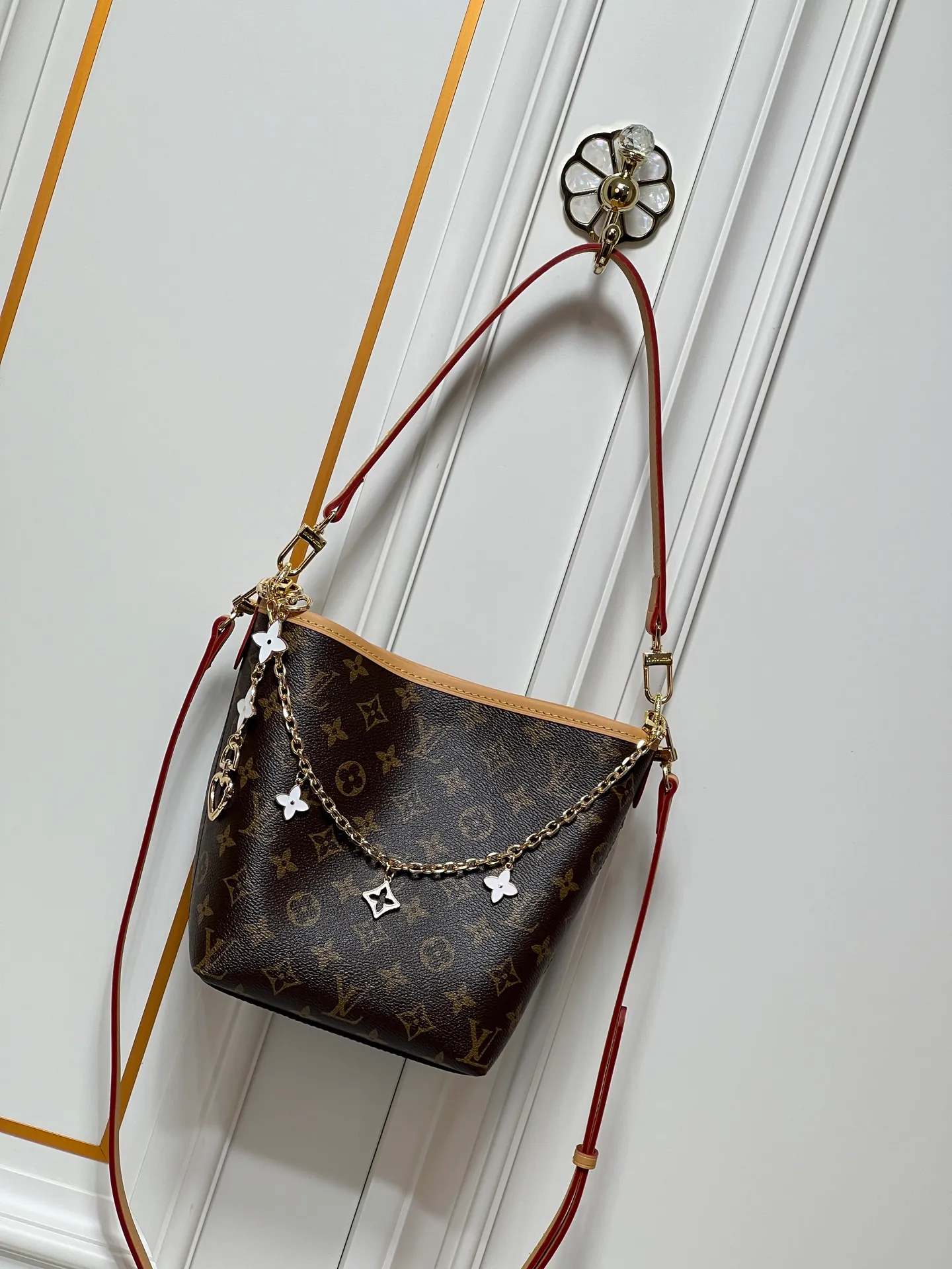 Batch 300💰M25666 All In BB Handbag It is made of the iconic Monogram presbyopic canvas, and the bag shape is simple yet stylish. Paired with a red leather shoulder strap, it can be worn on one shoulder or across the body, and can be carried flexibly. The body of the bag is also decorated with metal chain charms with brand elements and flower shapes, which adds a sense of sophistication and design to the whole. It not only retains the classic charm of LV, but also shows a unique fashion style through detailed design. It is a good choice to enhance the style and texture in daily matching. Size: 17x20x15cm