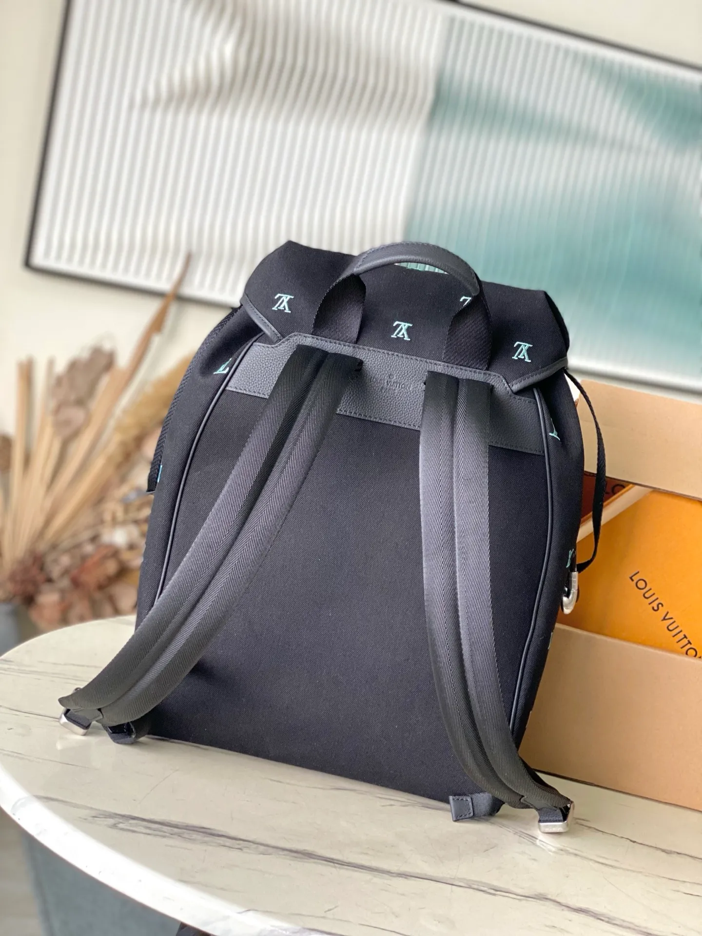 💰1220 Top original item M14135 This Montsouris backpack is made of washed LV Blason denim, with dark tones accentuating the gradient effect of the LV letters, showing Pharrel Wiliams’ creative ingenuity in translating graceful music into fashionable language. The zippered front pocket provides easy access to everyday items, while the drawstring closure and magnetic laces provide ample space. Dimensions: 32 × 40 × 19 cm