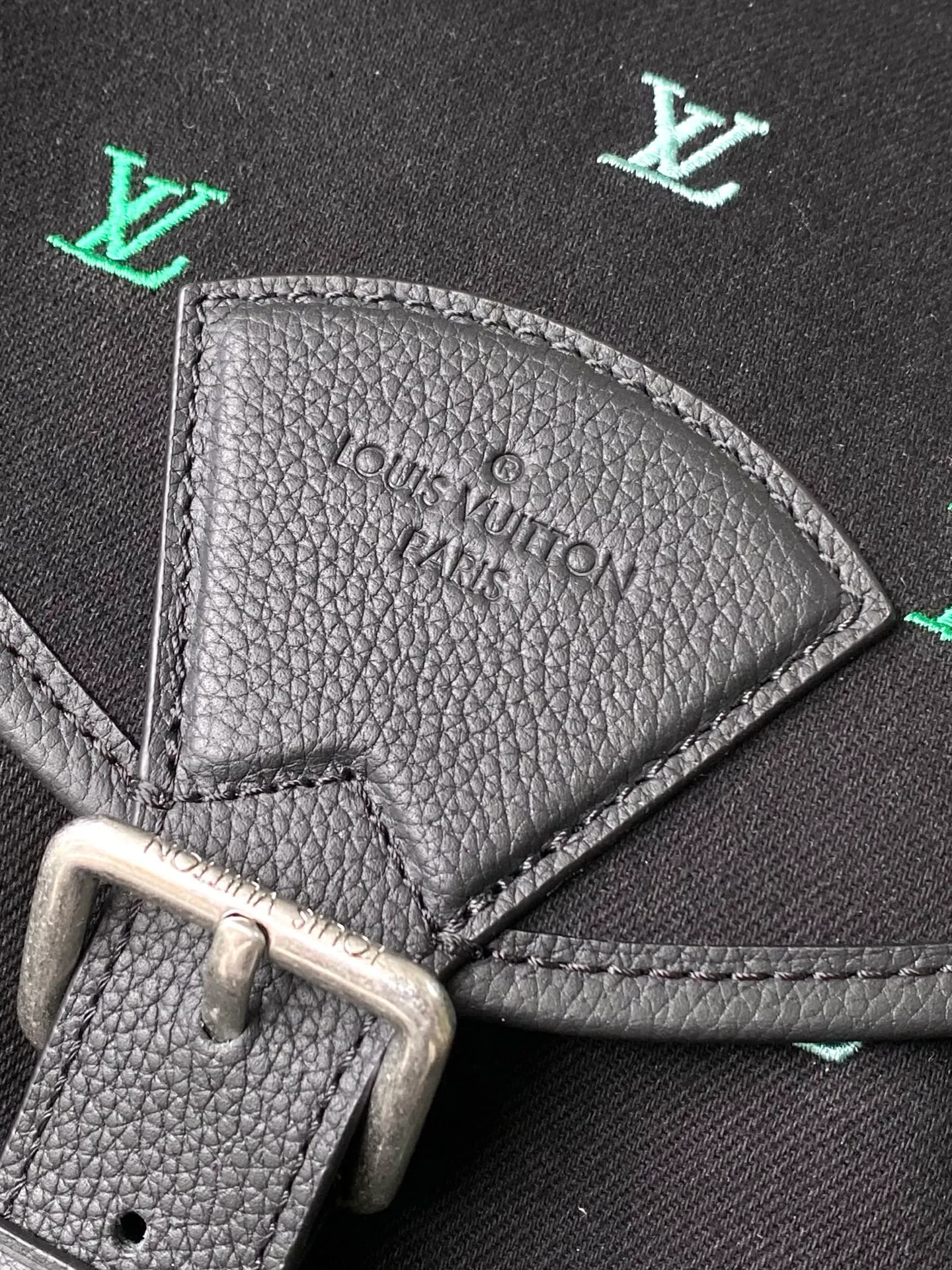 💰1220 Top original item M14135 This Montsouris backpack is made of washed LV Blason denim, with dark tones accentuating the gradient effect of the LV letters, showing Pharrel Wiliams’ creative ingenuity in translating graceful music into fashionable language. The zippered front pocket provides easy access to everyday items, while the drawstring closure and magnetic laces provide ample space. Dimensions: 32 × 40 × 19 cm