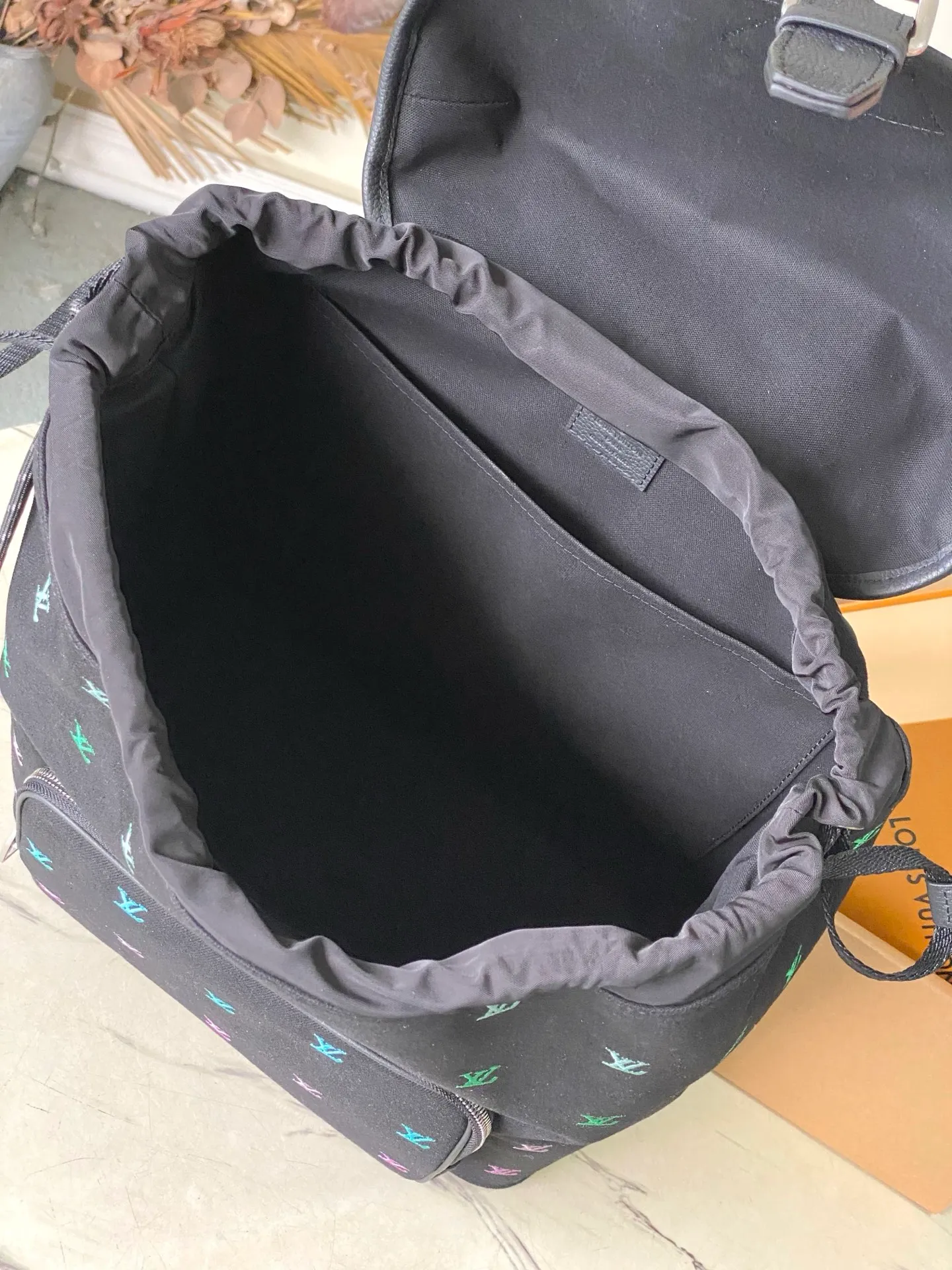 💰1220 Top original item M14135 This Montsouris backpack is made of washed LV Blason denim, with dark tones accentuating the gradient effect of the LV letters, showing Pharrel Wiliams’ creative ingenuity in translating graceful music into fashionable language. The zippered front pocket provides easy access to everyday items, while the drawstring closure and magnetic laces provide ample space. Dimensions: 32 × 40 × 19 cm