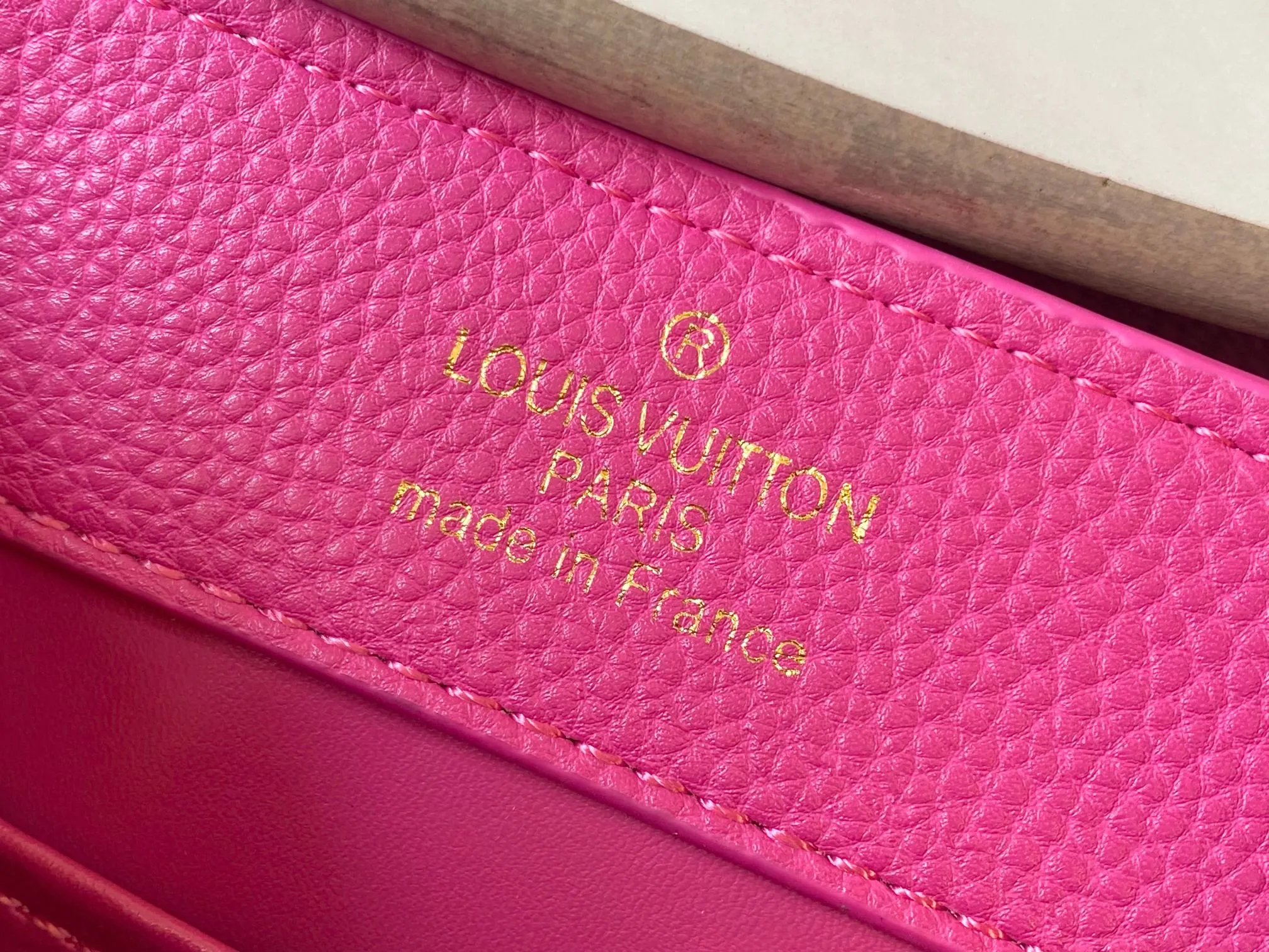 P480 [Guangzhou top quality original version] M26351 Rose Red This modern version of Capucines mini is made of timeless Taurillon leather and equipped with a jewelry-inspired Infinity chain. The bag is decorated with double galvanized metal parts, including the iconic Monogram floral pattern, and the LV Initials logo created with sunburst technology, creating a sundial-like light and shadow effect. The bag has multiple pockets and a detachable shoulder strap, allowing it to be carried on one shoulder or across the body. 14 x 8 x 21 cm (height x width x length)