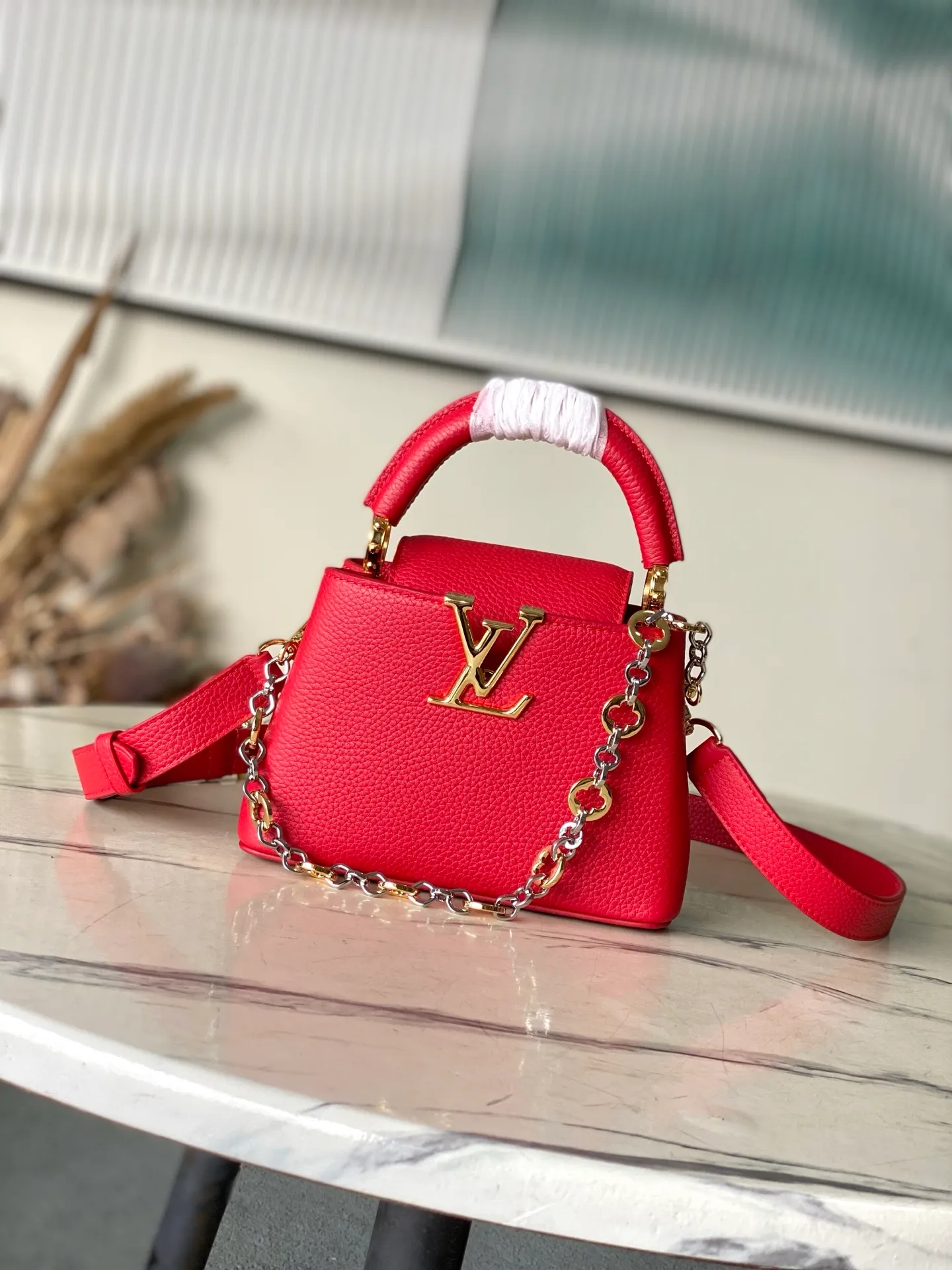 💰2180 "Special Grade Original Leather" M12935 Red Mini This Capucines mini handbag is made of flexible Taurillon cow leather. It uses jewelry-style double-plated chains and Monogram floral elements to highlight the identity of the Chain On You series. The flip cover can be placed on both the inside and outside. The ample structure and multiple inner pockets are convenient for storing daily needs. The rounded V letter adds an ingenious detail. Dimensions: 21 × 13.6 × 8 cm