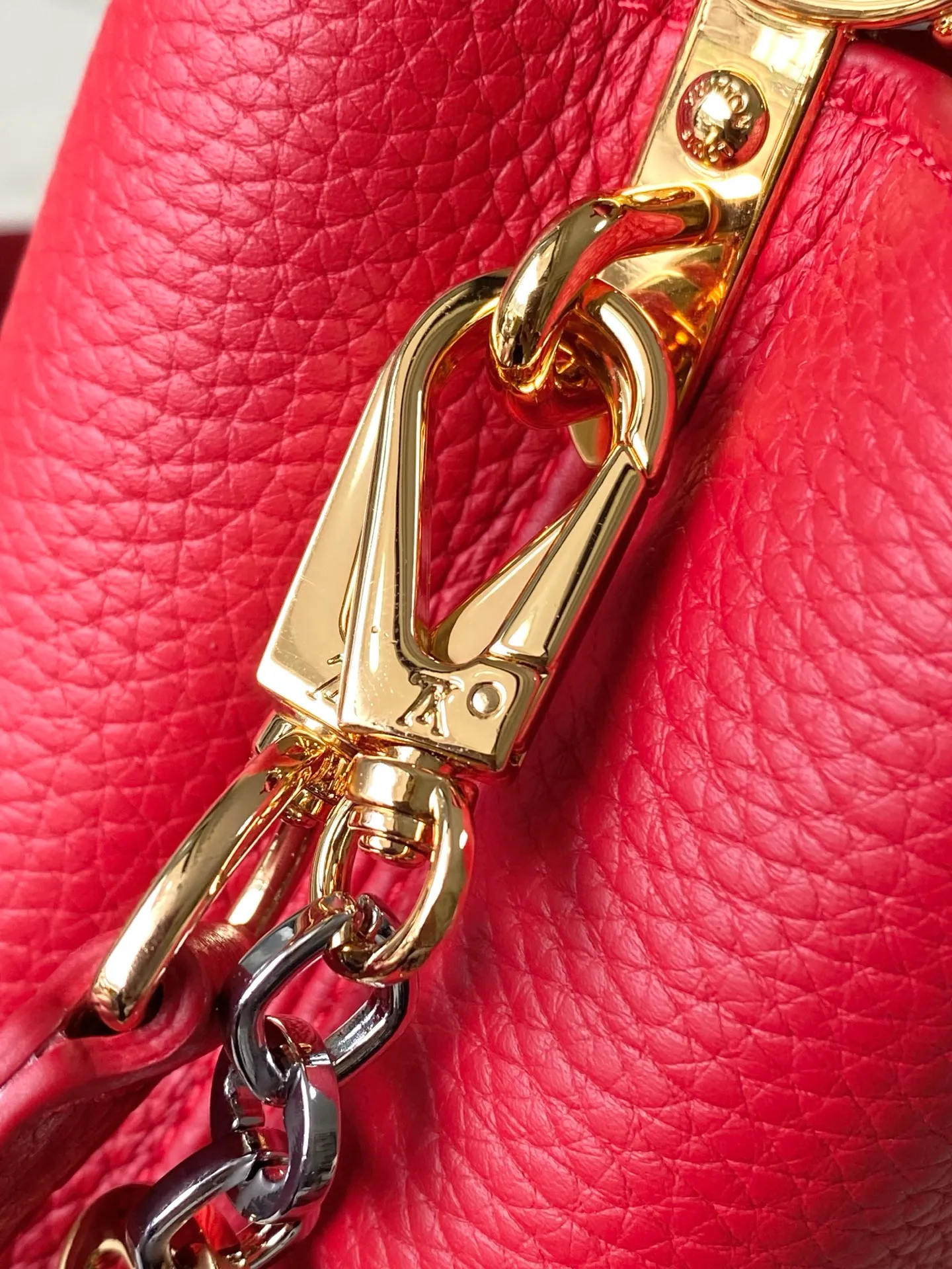 💰2180 "Special Grade Original Leather" M12935 Red Mini This Capucines mini handbag is made of flexible Taurillon cow leather. It uses jewelry-style double-plated chains and Monogram floral elements to highlight the identity of the Chain On You series. The flip cover can be placed on both the inside and outside. The ample structure and multiple inner pockets are convenient for storing daily needs. The rounded V letter adds an ingenious detail. Dimensions: 21 × 13.6 × 8 cm