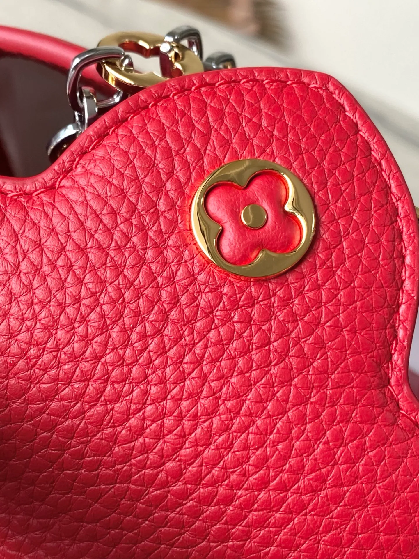💰2180 "Special Grade Original Leather" M12935 Red Mini This Capucines mini handbag is made of flexible Taurillon cow leather. It uses jewelry-style double-plated chains and Monogram floral elements to highlight the identity of the Chain On You series. The flip cover can be placed on both the inside and outside. The ample structure and multiple inner pockets are convenient for storing daily needs. The rounded V letter adds an ingenious detail. Dimensions: 21 × 13.6 × 8 cm