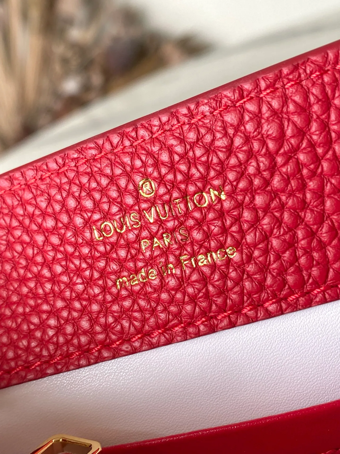 💰2180 "Special Grade Original Leather" M12935 Red Mini This Capucines mini handbag is made of flexible Taurillon cow leather. It uses jewelry-style double-plated chains and Monogram floral elements to highlight the identity of the Chain On You series. The flip cover can be placed on both the inside and outside. The ample structure and multiple inner pockets are convenient for storing daily needs. The rounded V letter adds an ingenious detail. Dimensions: 21 × 13.6 × 8 cm