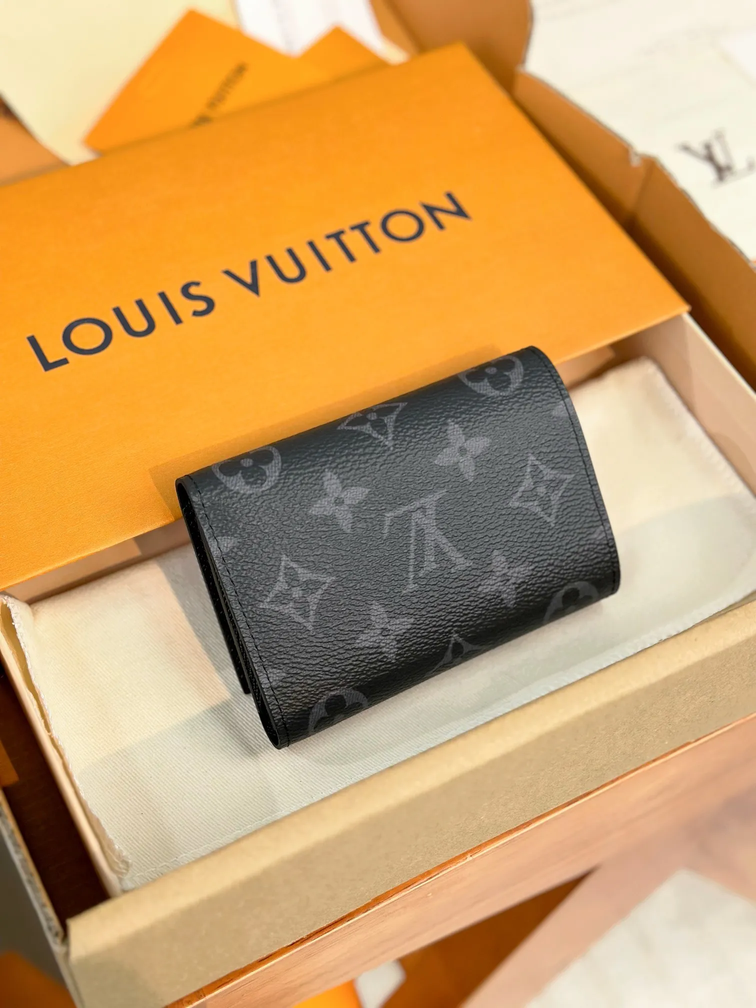 P680 [Authentic Grade] [Special Grade MB All Steel High Elastic Fabric] M12598 Black Flower (〽️A Grade All Steel〽️) Personalized Customized Version! Transcoding chip, Victor wallet! This elegant Victor wallet is made of Monogram Eclipse canvas. It can hold change, business cards, banknotes and receipts, making it extremely practical. This wallet features a snap closure and opens to reveal a bill pocket, five compartments for credit cards or transit cards, and a zippered coin pocket. The Victor wallet is compact and fits easily into your pocket.  11.5 x 9 x 2.5 cm (length x height x width).
