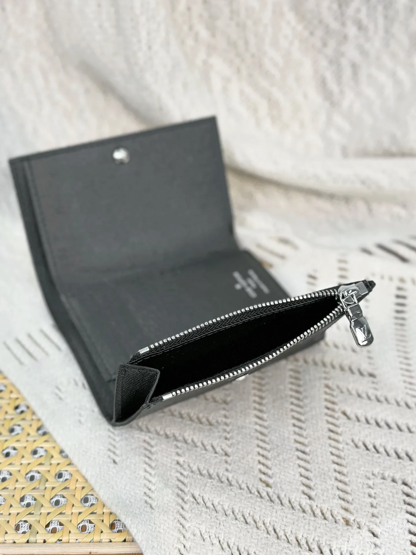 P680 [Authentic Grade] [Special Grade MB All Steel High Elastic Fabric] M12598 Black Flower (〽️A Grade All Steel〽️) Personalized Customized Version! Transcoding chip, Victor wallet! This elegant Victor wallet is made of Monogram Eclipse canvas. It can hold change, business cards, banknotes and receipts, making it extremely practical. This wallet features a snap closure and opens to reveal a bill pocket, five compartments for credit cards or transit cards, and a zippered coin pocket. The Victor wallet is compact and fits easily into your pocket.  11.5 x 9 x 2.5 cm (length x height x width).