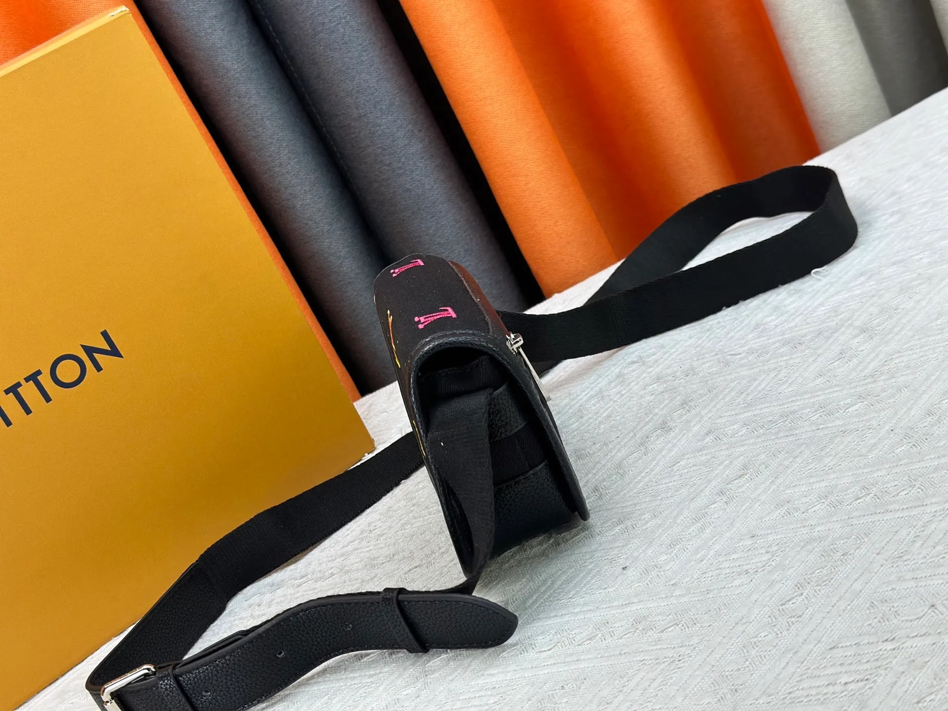 P200 upgraded original version M13963 M12599 M12637 The latest Bosphore mini handbag is named after the brand's retro Bosphore series in the 2000s. Its simple lines and compact structure make it comfortable to carry, and it also uses a detachable nameplate to show its classic feel. The adjustable fabric shoulder strap crosses the accordion loop and is a refined detail along with the zippered front pocket. Dimensions: 19x 12x 7 cm (length x height x width)