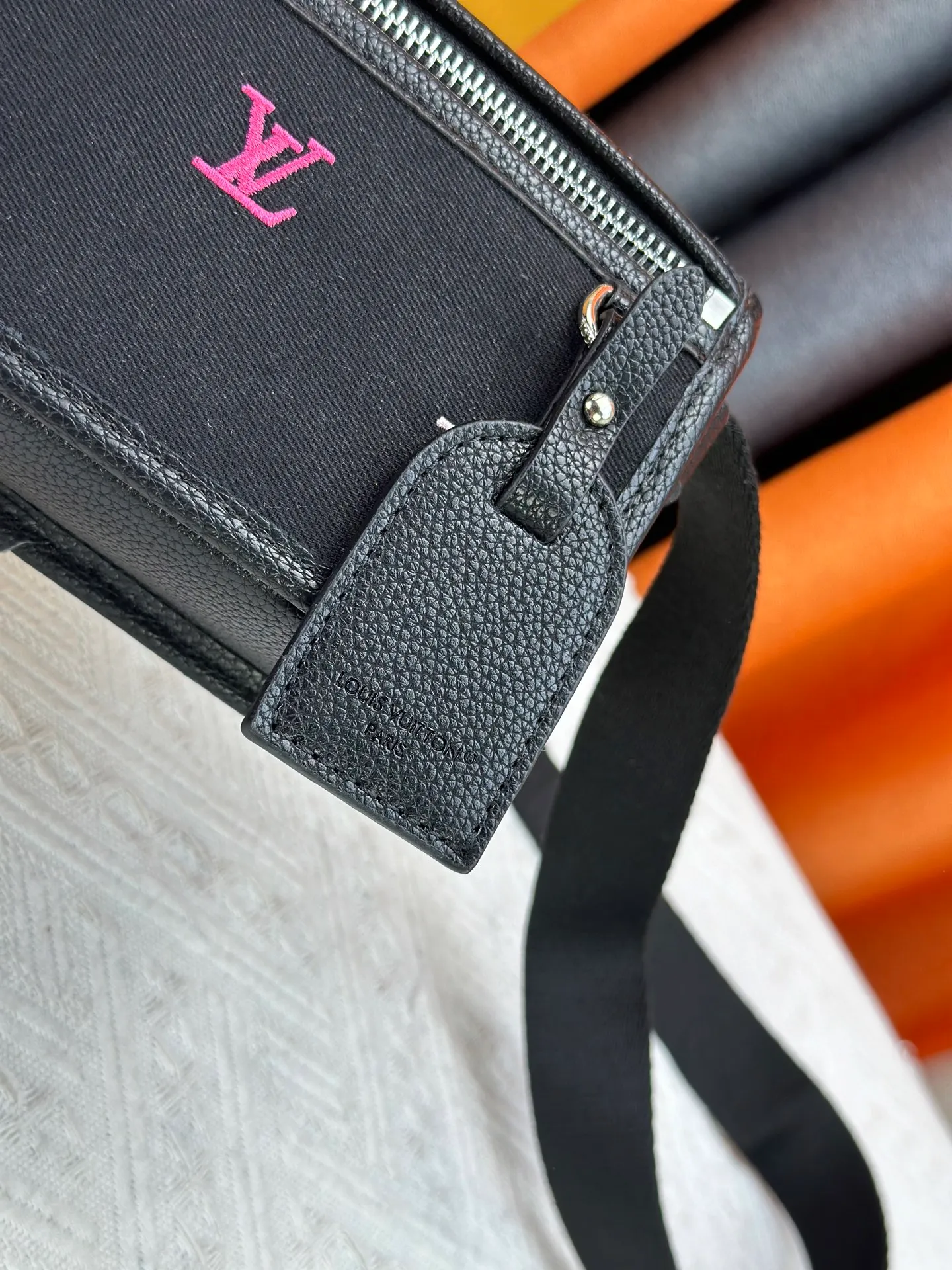 P200 upgraded original version M13963 M12599 M12637 The latest Bosphore mini handbag is named after the brand's retro Bosphore series in the 2000s. Its simple lines and compact structure make it comfortable to carry, and it also uses a detachable nameplate to show its classic feel. The adjustable fabric shoulder strap crosses the accordion loop and is a refined detail along with the zippered front pocket. Dimensions: 19x 12x 7 cm (length x height x width)
