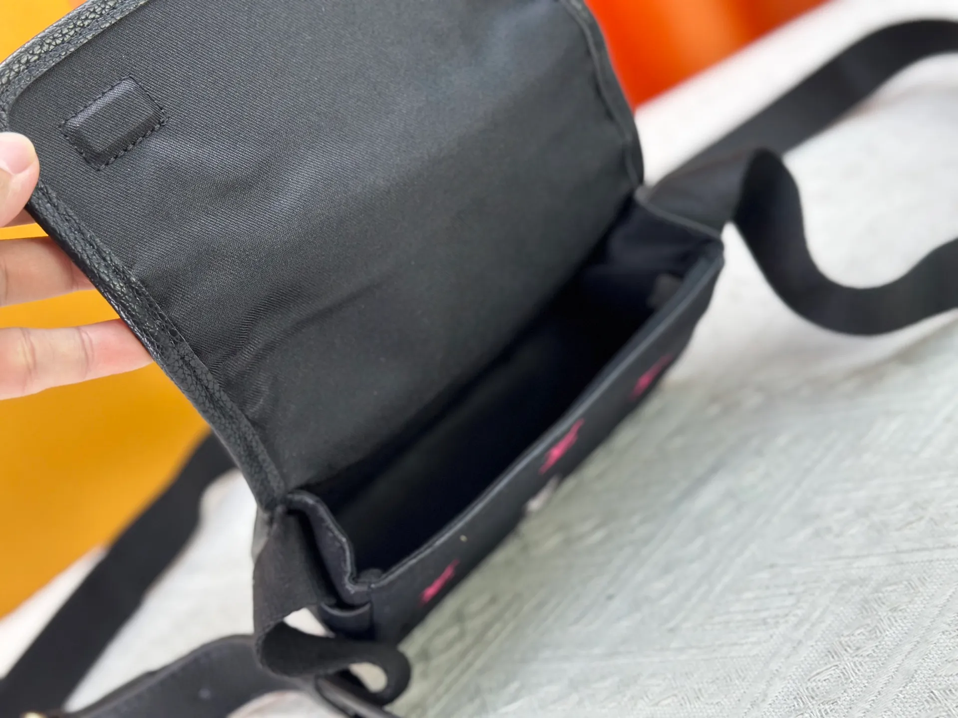 P200 upgraded original version M13963 M12599 M12637 The latest Bosphore mini handbag is named after the brand's retro Bosphore series in the 2000s. Its simple lines and compact structure make it comfortable to carry, and it also uses a detachable nameplate to show its classic feel. The adjustable fabric shoulder strap crosses the accordion loop and is a refined detail along with the zippered front pocket. Dimensions: 19x 12x 7 cm (length x height x width)