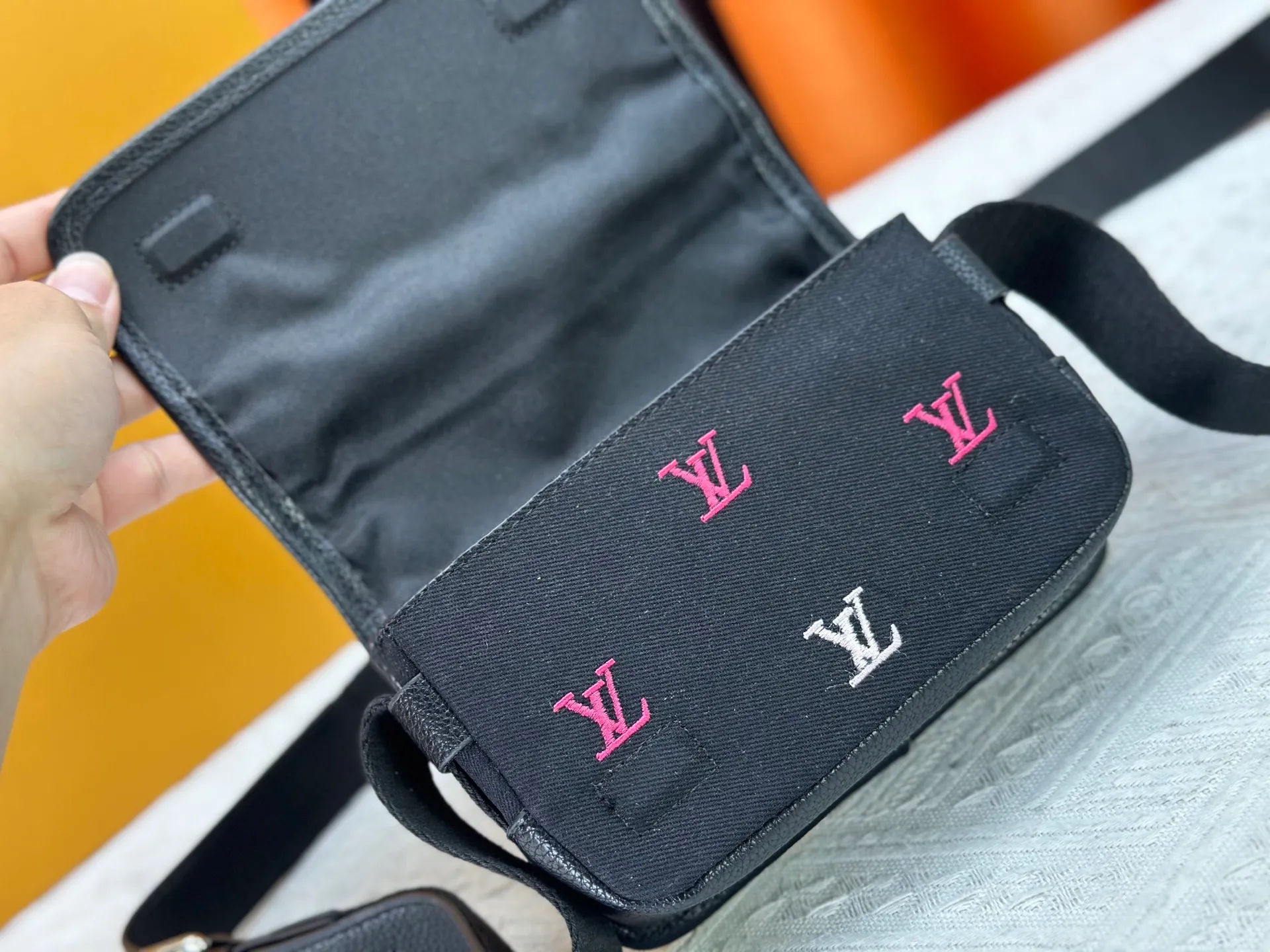 P200 upgraded original version M13963 M12599 M12637 The latest Bosphore mini handbag is named after the brand's retro Bosphore series in the 2000s. Its simple lines and compact structure make it comfortable to carry, and it also uses a detachable nameplate to show its classic feel. The adjustable fabric shoulder strap crosses the accordion loop and is a refined detail along with the zippered front pocket. Dimensions: 19x 12x 7 cm (length x height x width)