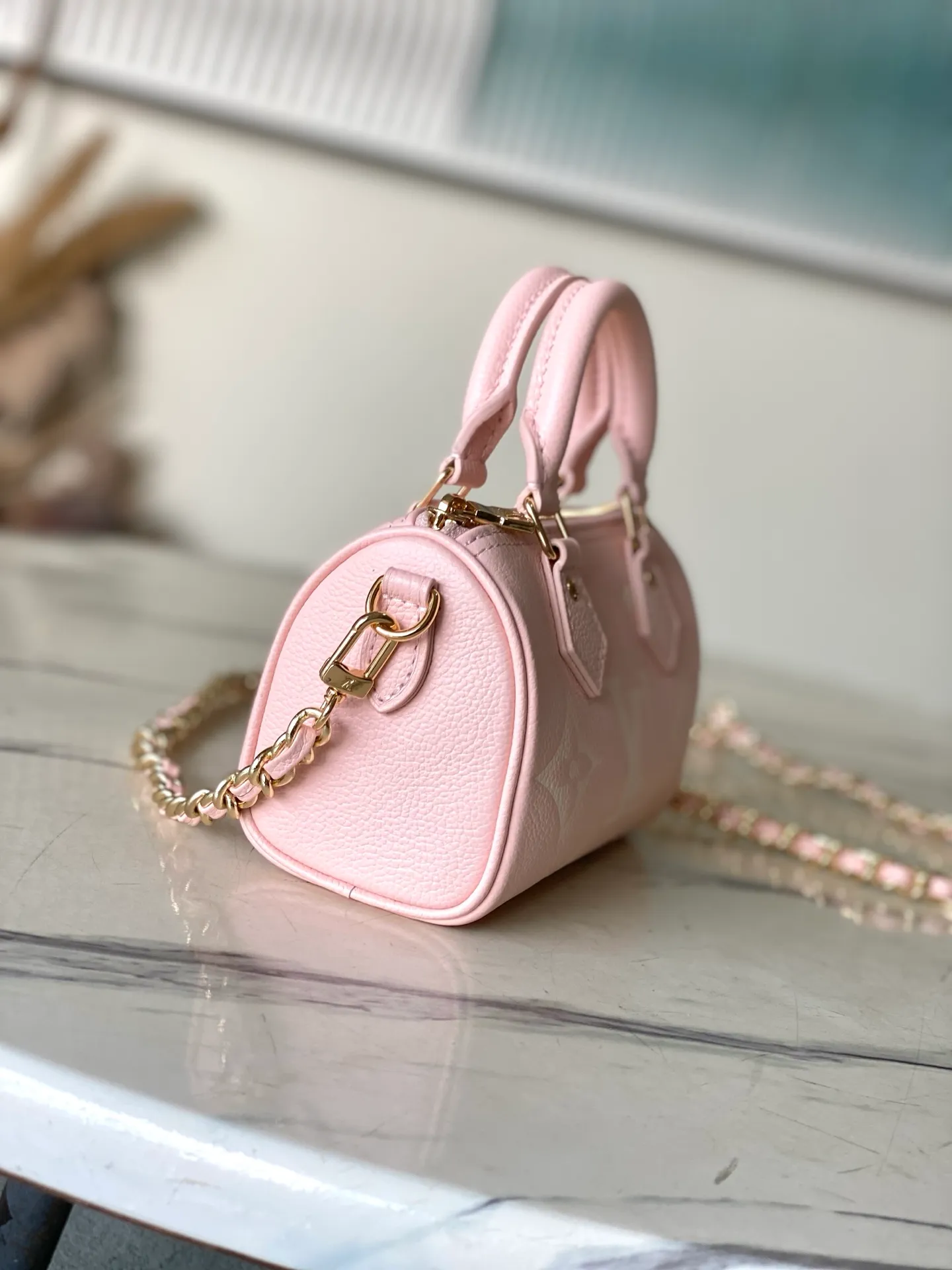 💰940 (top layer leather) top original order M14226 This Nano Speedy handbag uses the brand's classic Monogram Empreinte leather to create a modern and compact structure, and uses soft tones to highlight the dazzling metal parts. Detachable lace-up chain provides multiple carrying options. It can store daily necessities in an orderly manner during day and night situations. Dimensions: 16 × 10 × 7.5 cm