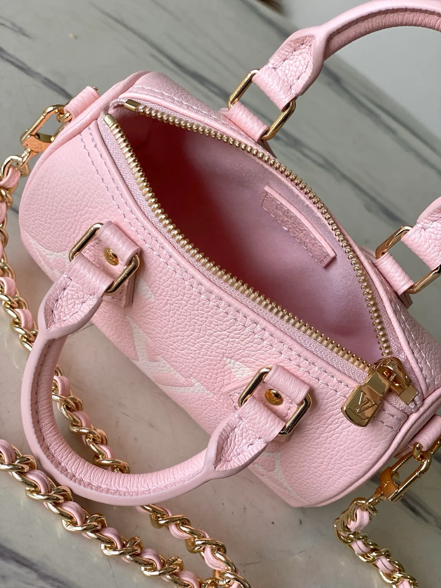 💰940 (top layer leather) top original order M14226 This Nano Speedy handbag uses the brand's classic Monogram Empreinte leather to create a modern and compact structure, and uses soft tones to highlight the dazzling metal parts. Detachable lace-up chain provides multiple carrying options. It can store daily necessities in an orderly manner during day and night situations. Dimensions: 16 × 10 × 7.5 cm