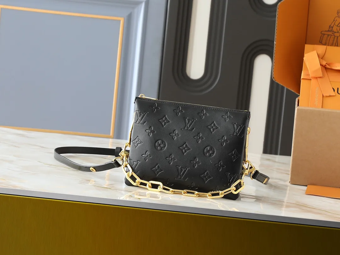 💰240💰Upgraded from the original M59598 M59389 M59396 M13233 M21259 M25218 M20770 M11401 This Coussin BB handbag is made of soft sheep leather with an embossed Monogram pattern. It has an inner compartment in a compact silhouette, making it an elegant choice for both day and night. Both the chunky chain and slim leather strap are removable, allowing for a variety of styling possibilities. Dimensions: 21.0 x 16.0 x 7.0 cm (length x height x width)
