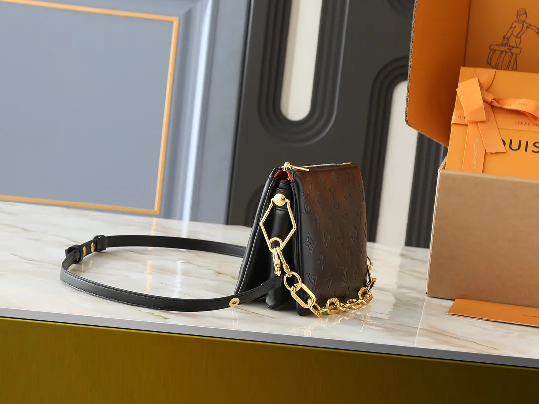 💰240💰Upgraded from the original M59598 M59389 M59396 M13233 M21259 M25218 M20770 M11401 This Coussin BB handbag is made of soft sheep leather with an embossed Monogram pattern. It has an inner compartment in a compact silhouette, making it an elegant choice for both day and night. Both the chunky chain and slim leather strap are removable, allowing for a variety of styling possibilities. Dimensions: 21.0 x 16.0 x 7.0 cm (length x height x width)