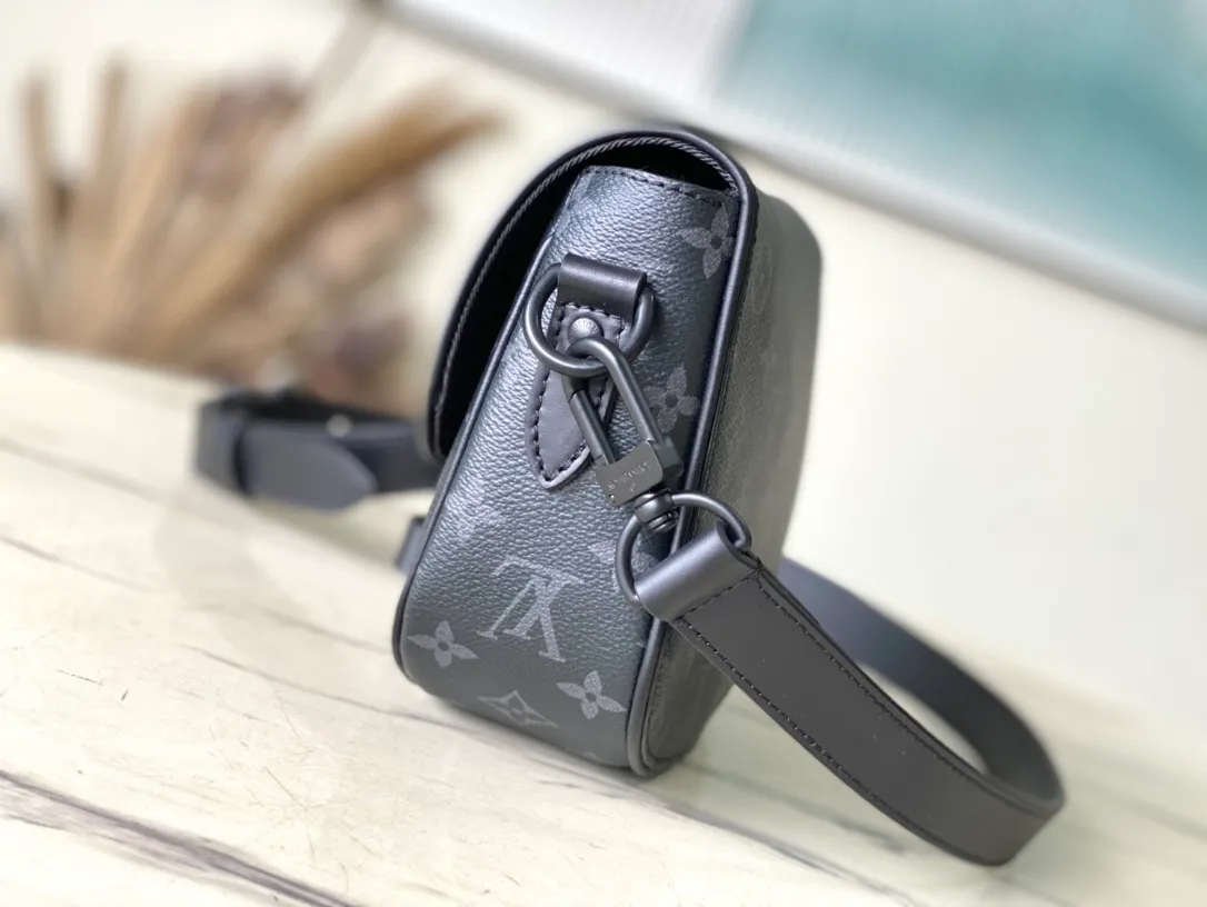 💰820 Top Original Order M47060 Black Flower This Montsouris Jm small messenger bag is made of Monogram Macassar coated canvas to create ample space, making it a perfect choice for daily travel. The retro structure and leather shoulder strap make it easy to wear in formal occasions. Dimensions: 20 × 17 × 7 cm