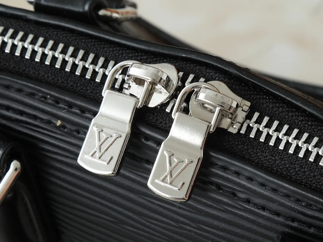 💰220💰Upgraded original M81945 M82411 M82717 This Nano Alma handbag is a pocket-sized version of Louis Vuitton's classic Alma handbag, this time made of iconic Epi grain leather. The compact design has ample space to easily store smartphones, keys, card holders, travel fragrances and other travel essentials. The handles and removable and adjustable shoulder strap allow for a variety of carrying options. Dimensions: 18 x 12 x 8 cm (length x height x width)